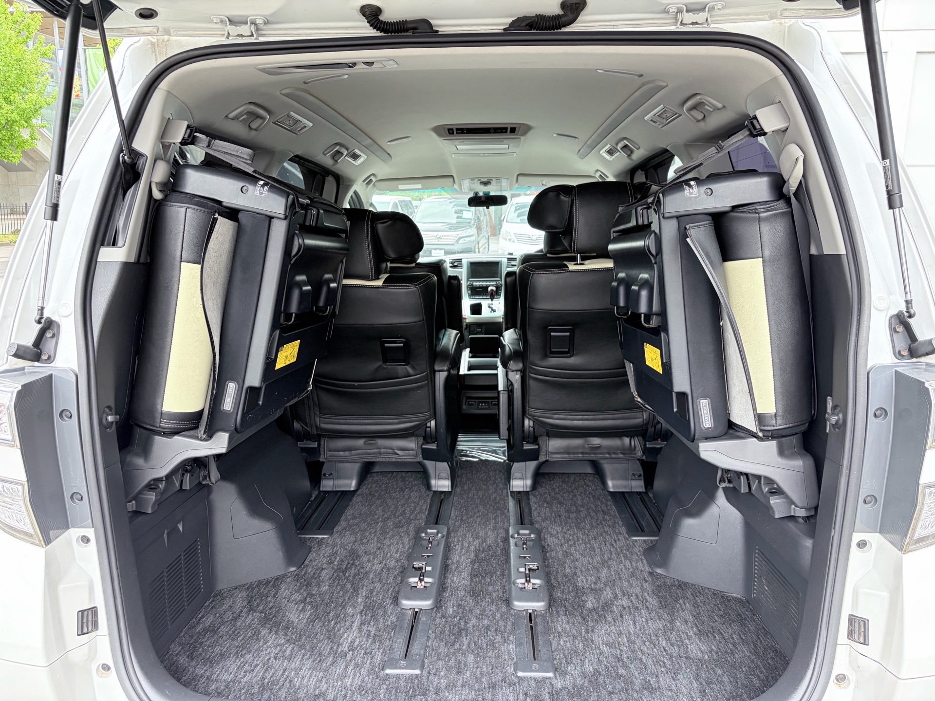 Vehicle photo 17