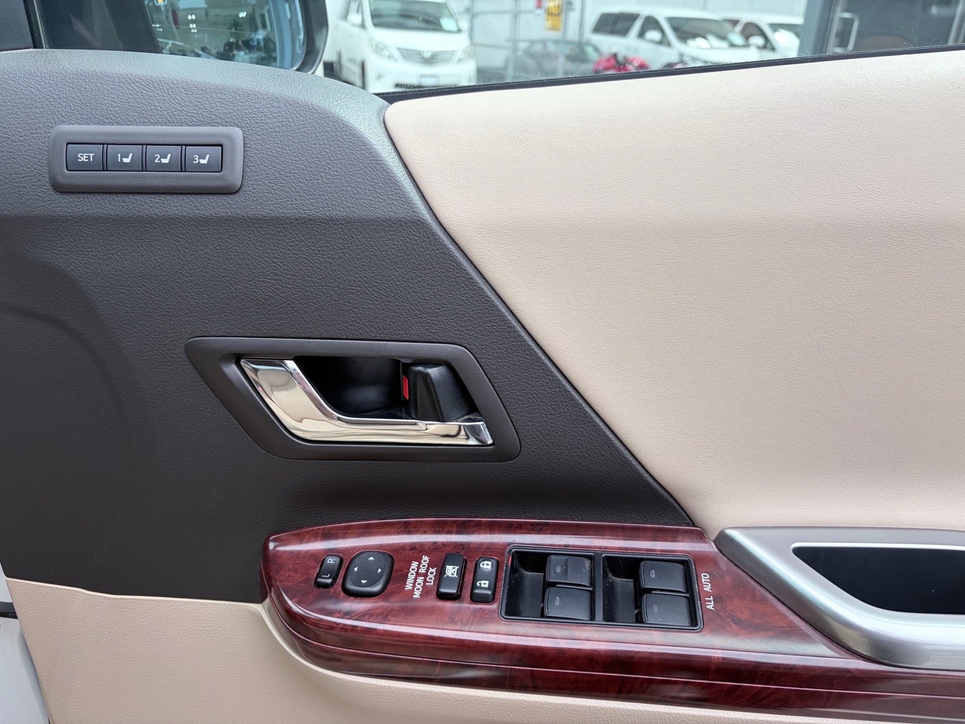 Vehicle photo 11