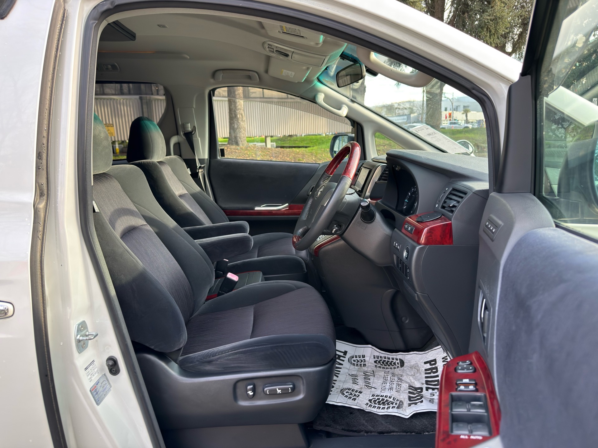 Vehicle photo 12