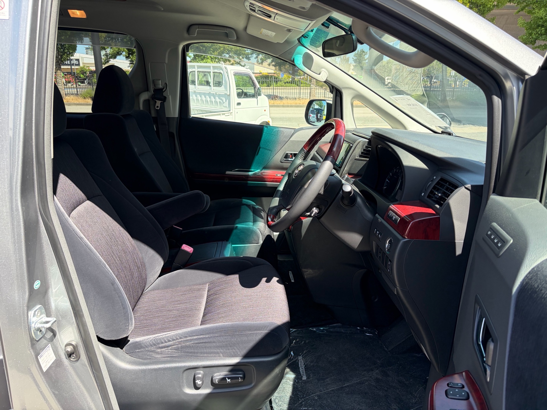 Vehicle photo 12