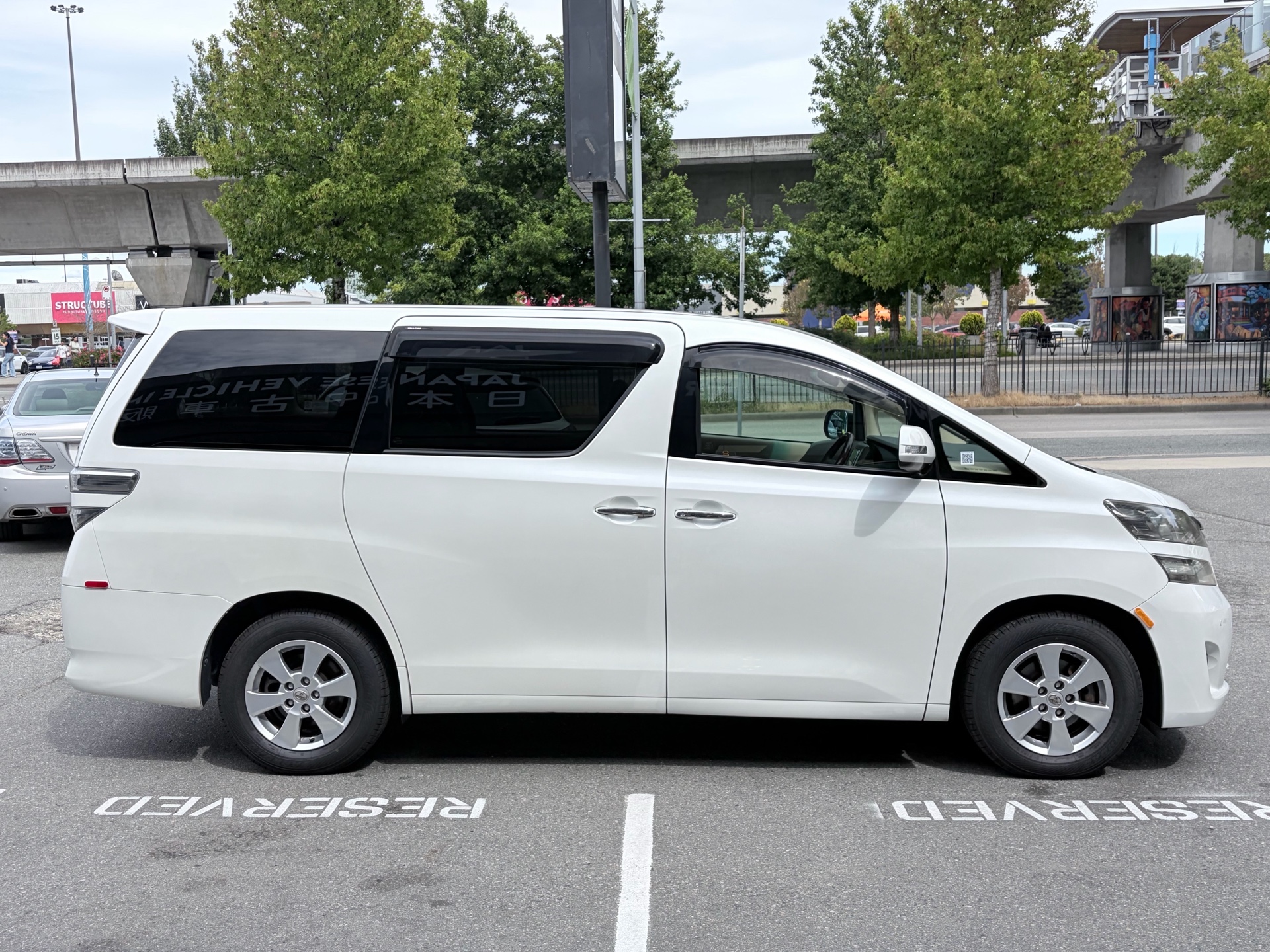 Vehicle photo 8