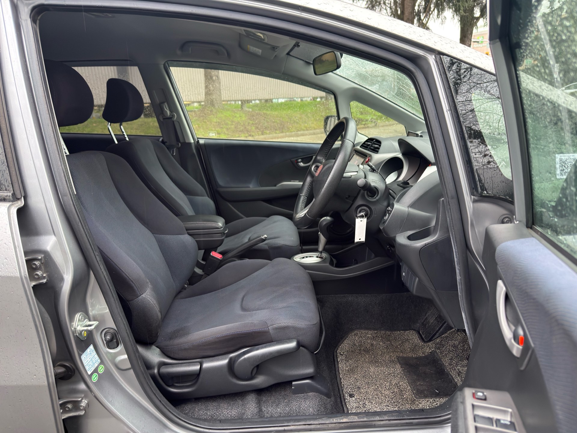 Vehicle photo 12