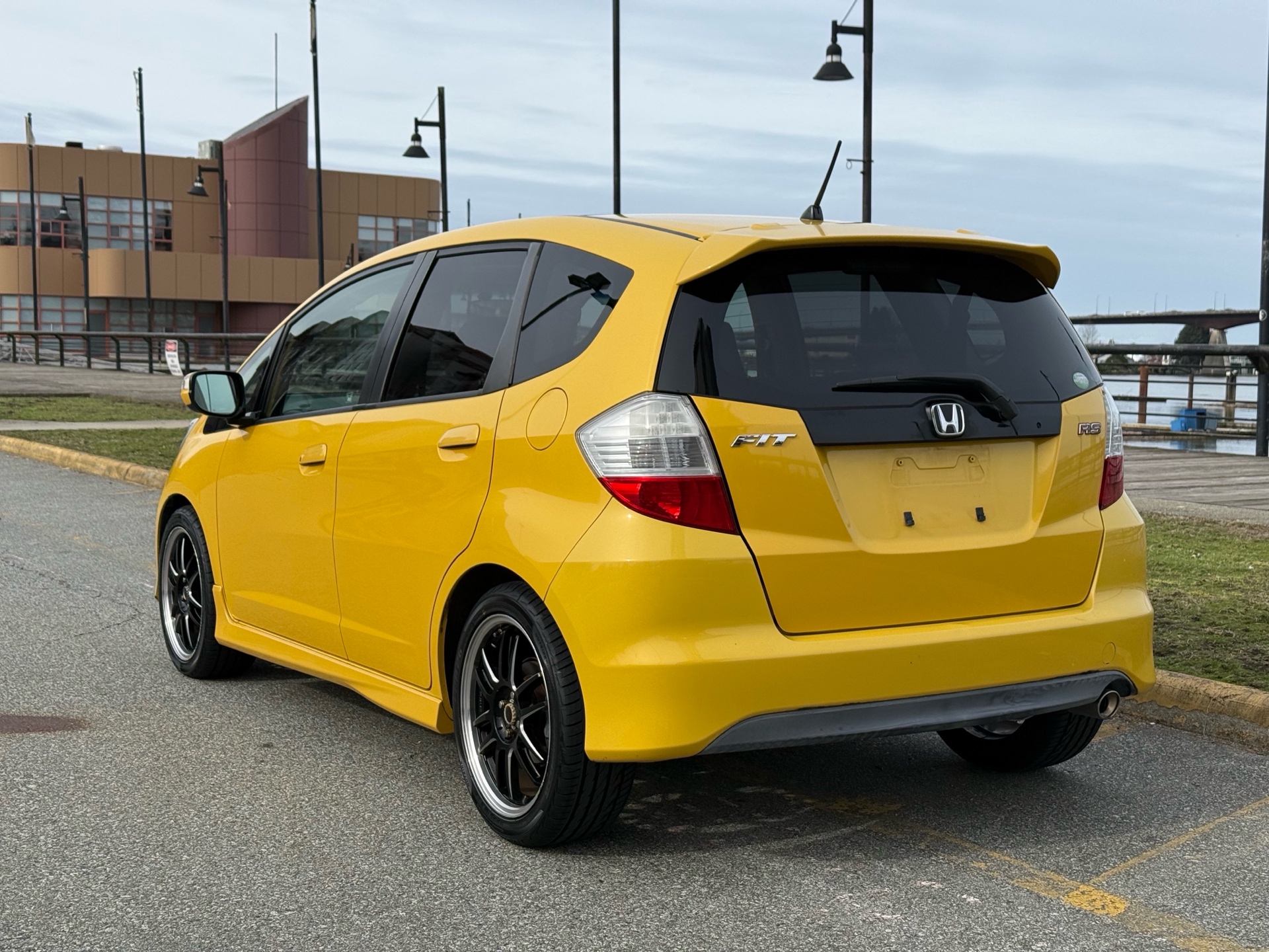 Vehicle photo 4