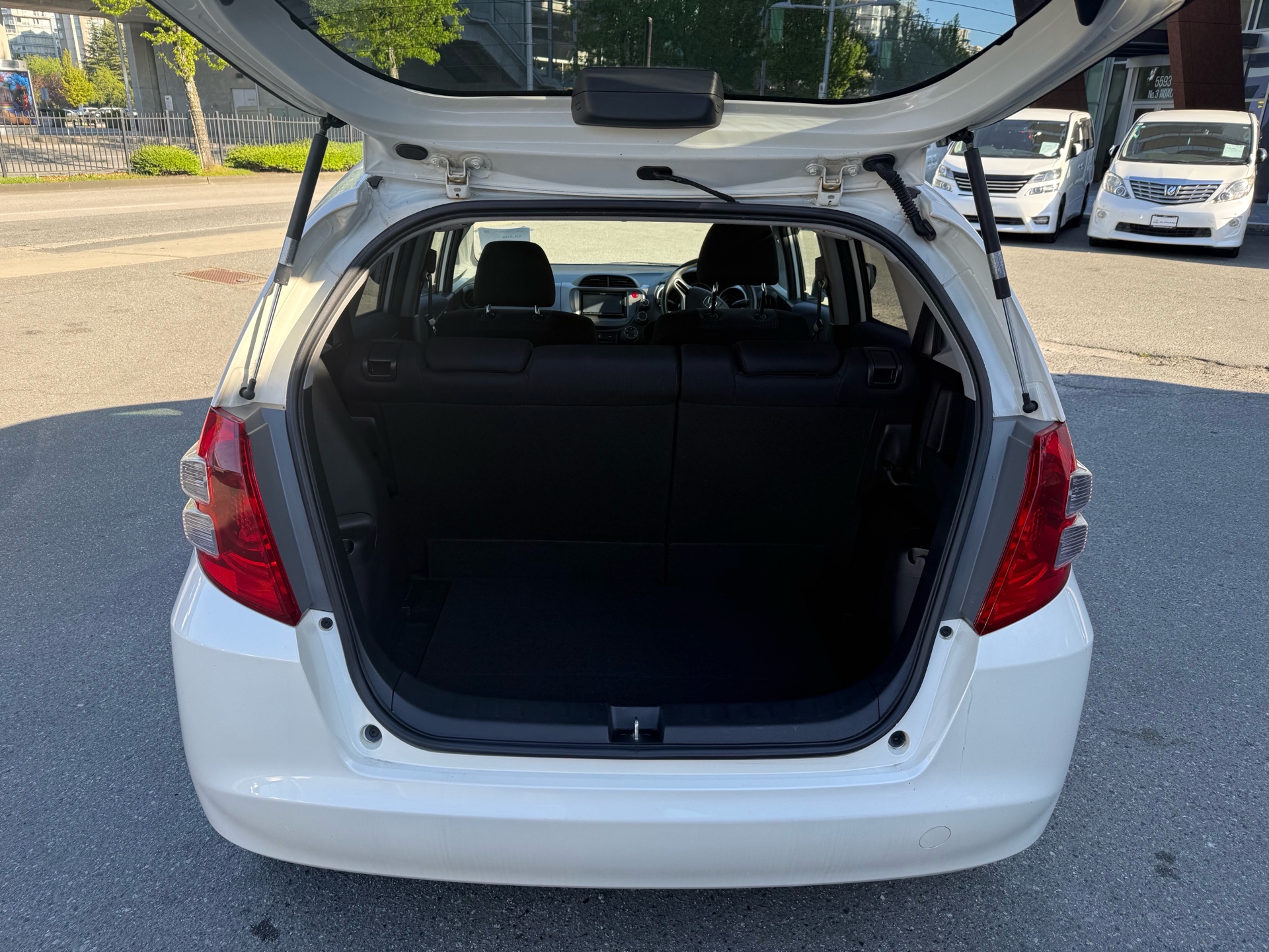 Vehicle photo 9