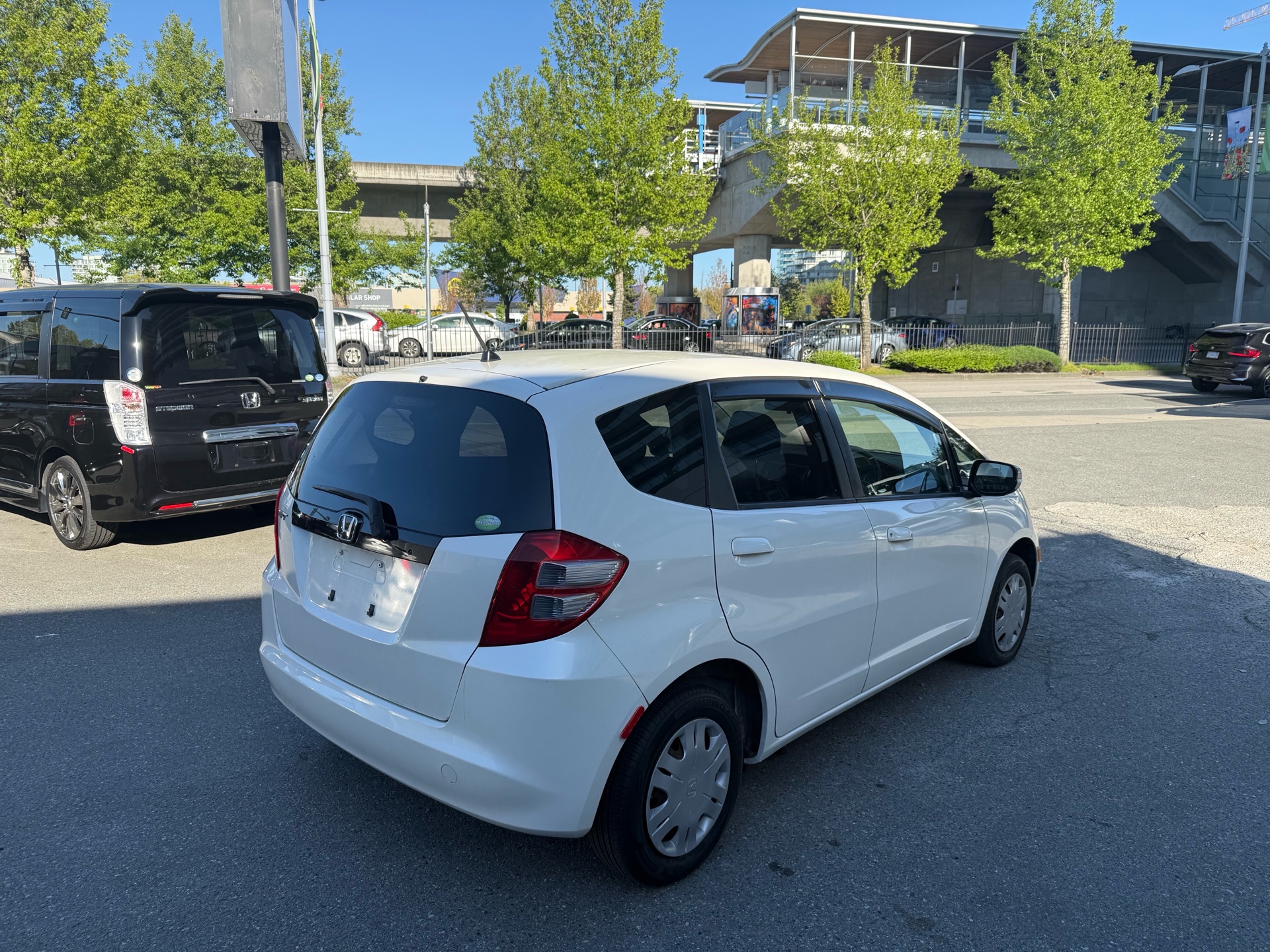 Vehicle photo 4
