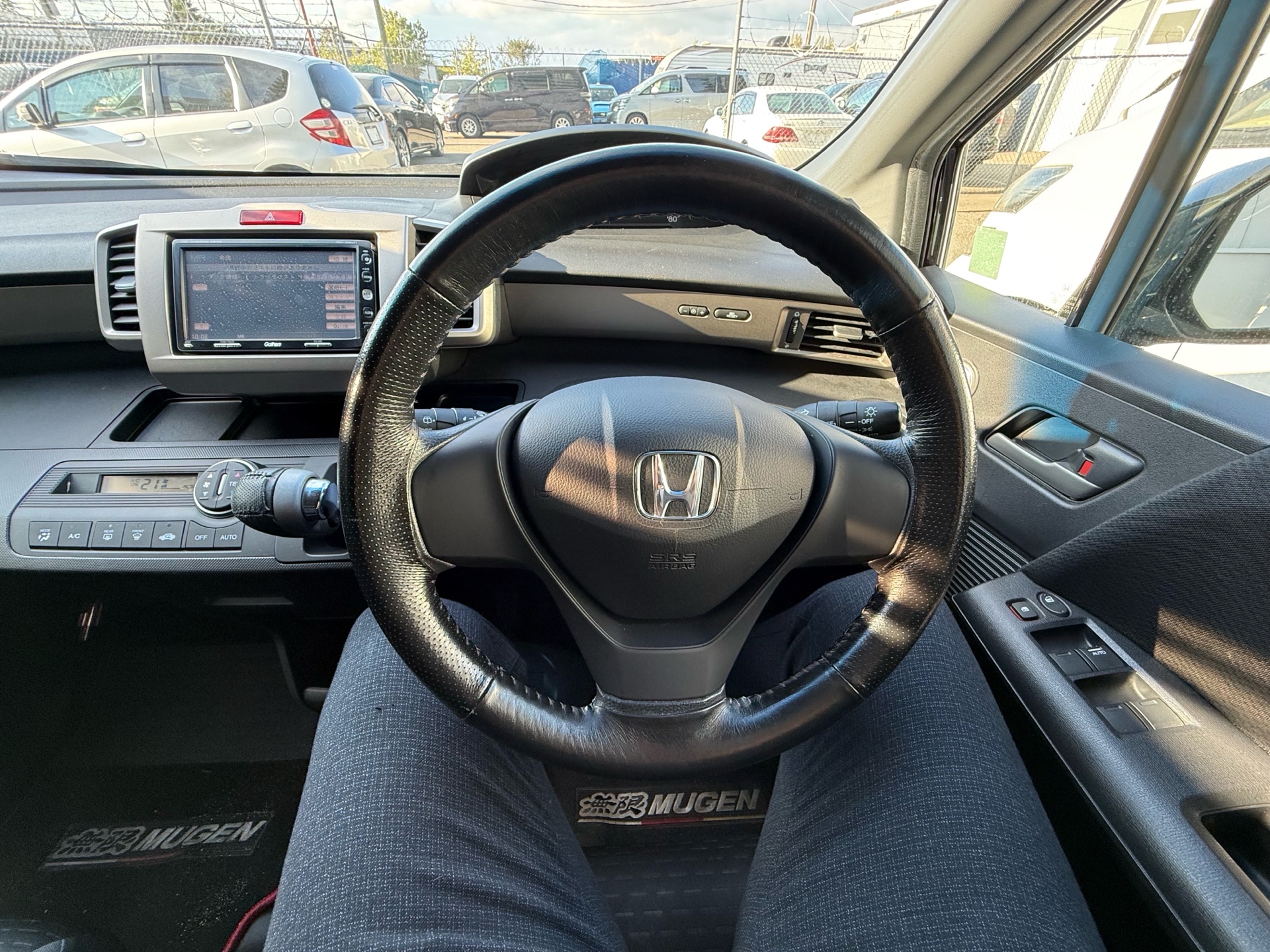 Vehicle photo 14