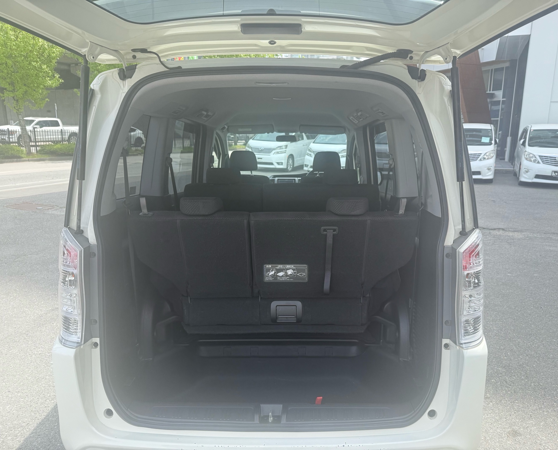 Vehicle photo 13