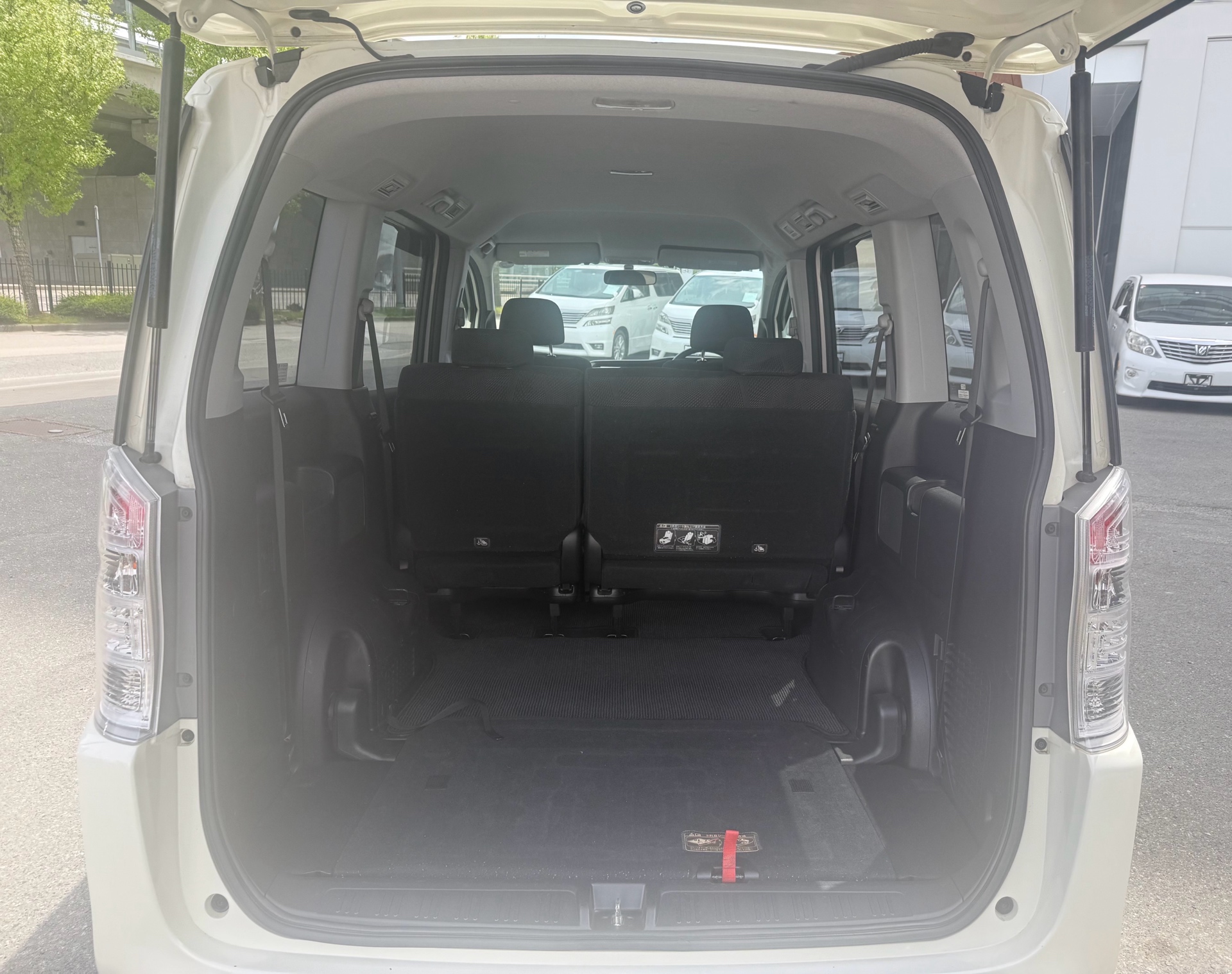 Vehicle photo 14