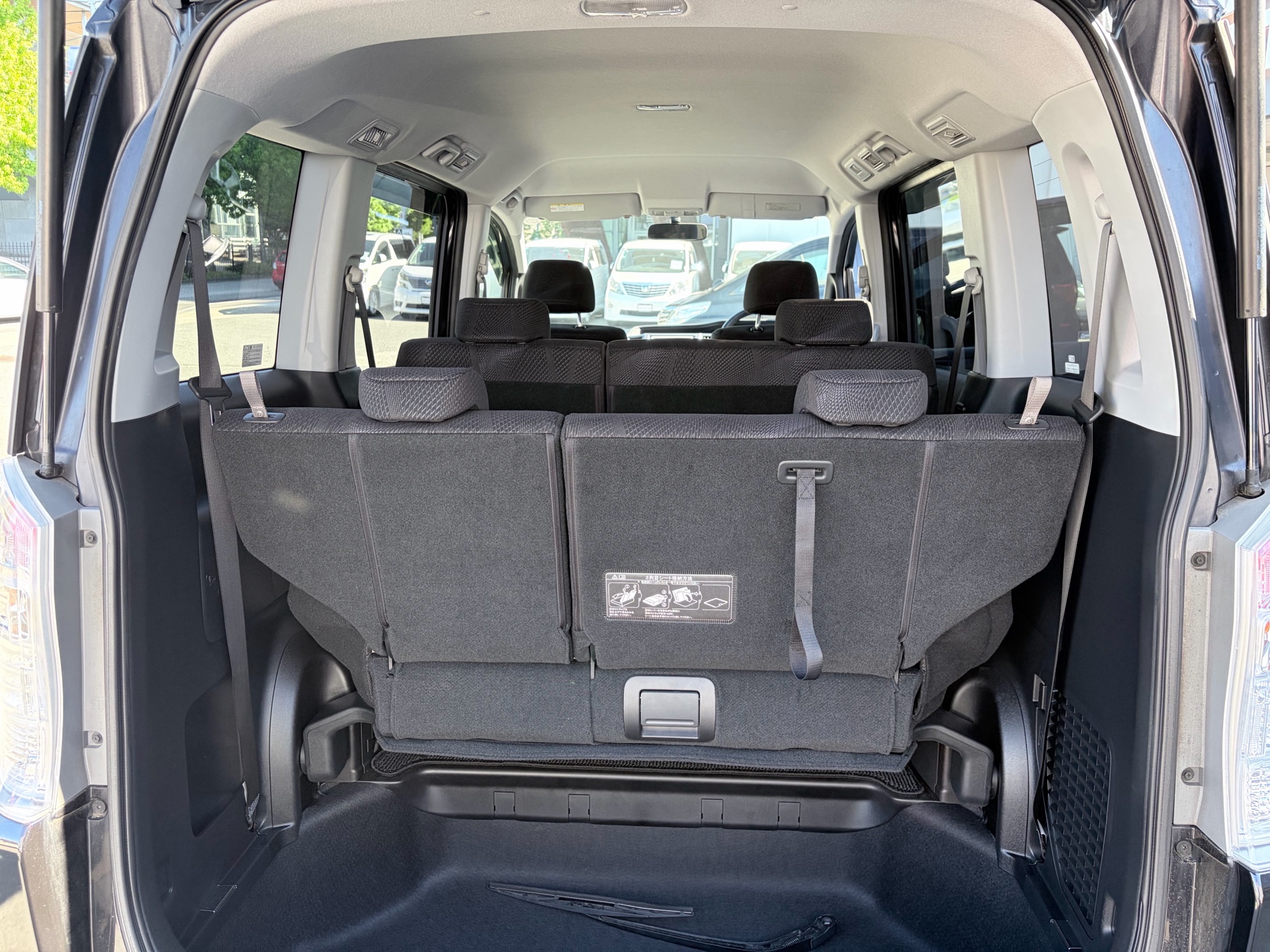 Vehicle photo 13