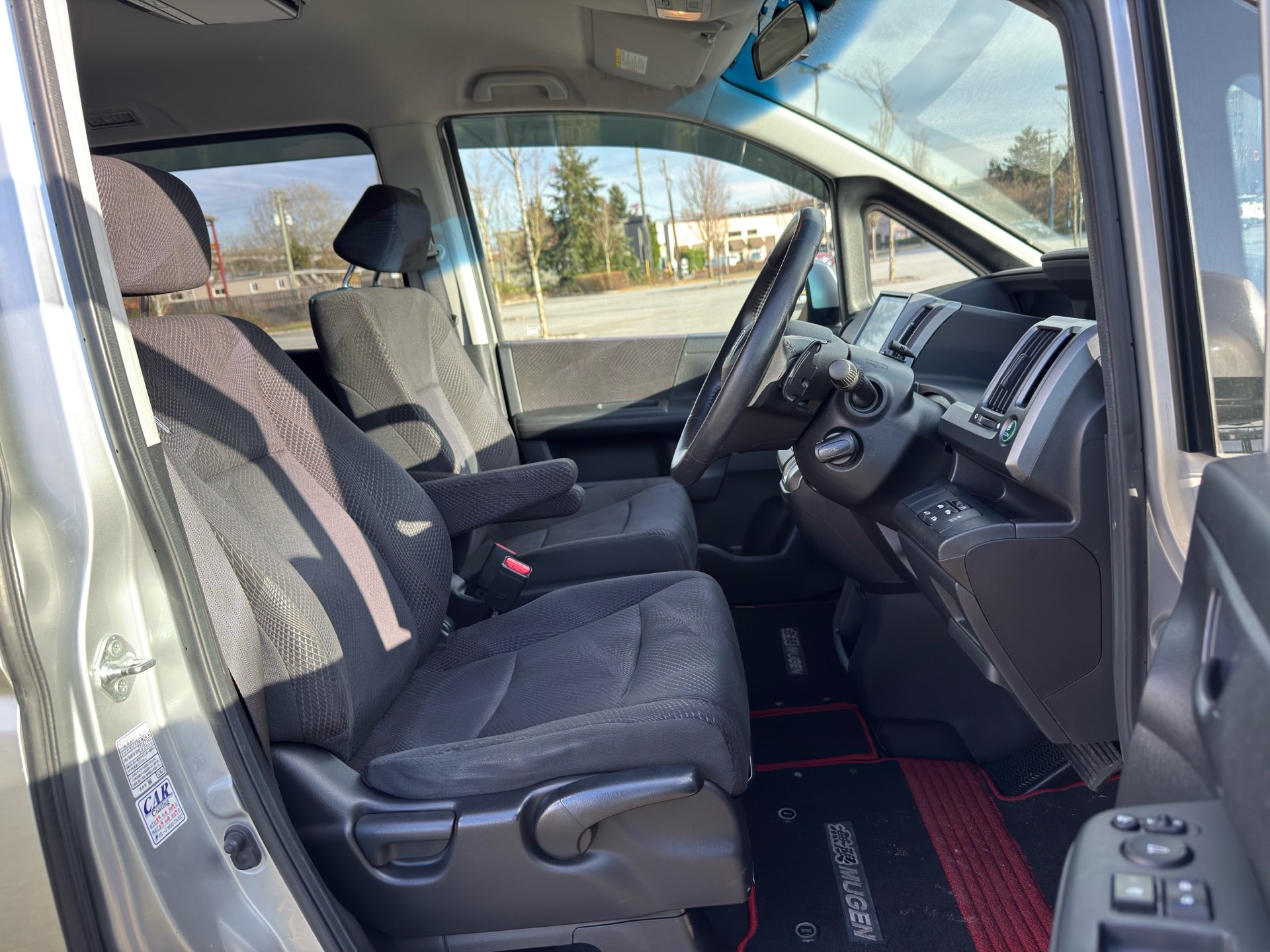 Vehicle photo 12