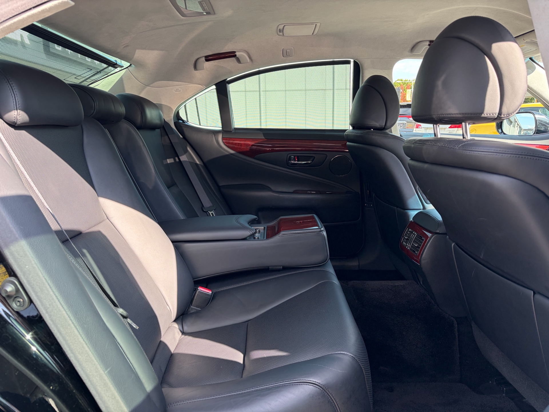 Vehicle photo 17