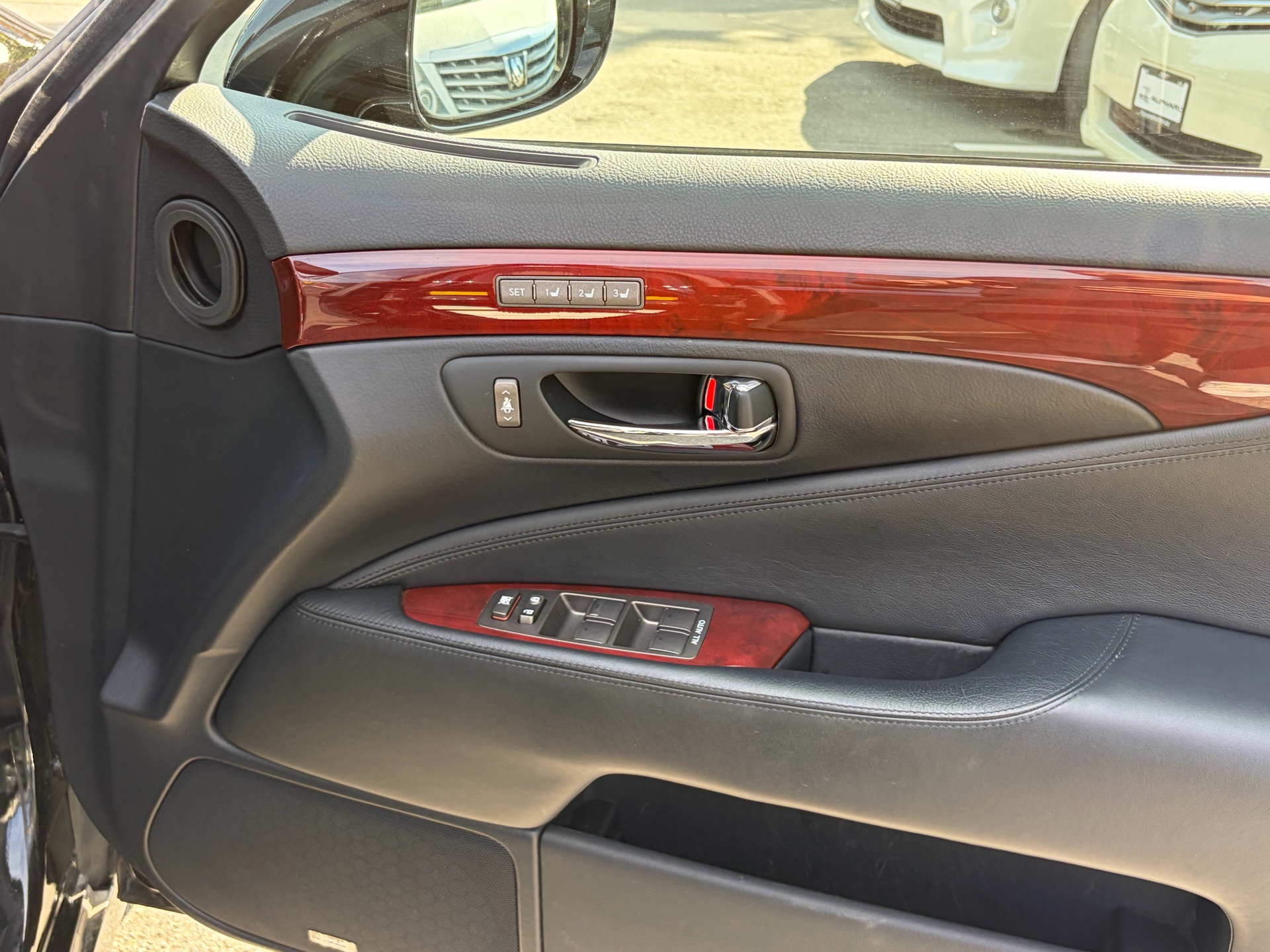 Vehicle photo 14