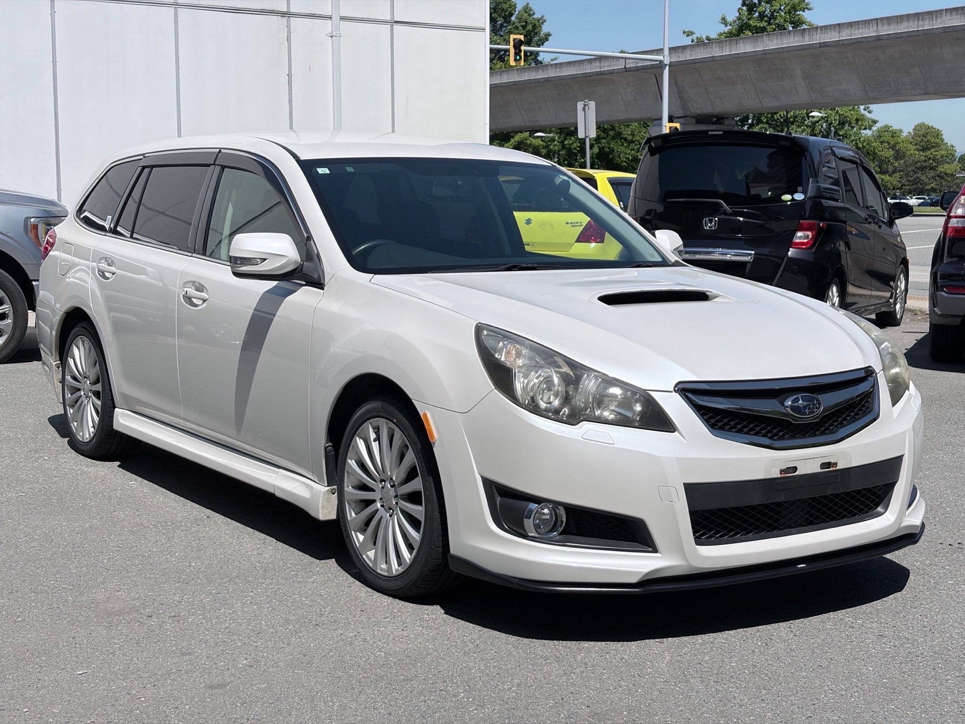 Vehicle photo 4