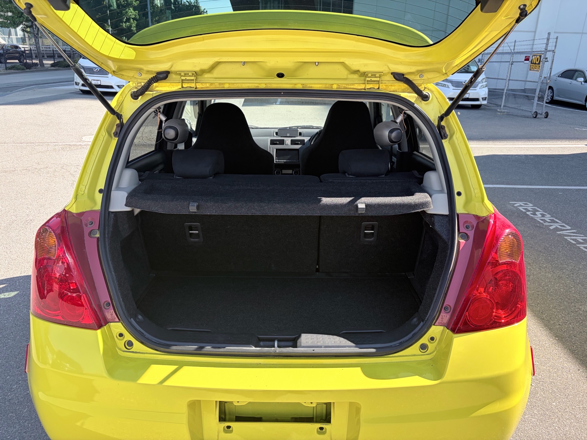 Vehicle photo 8