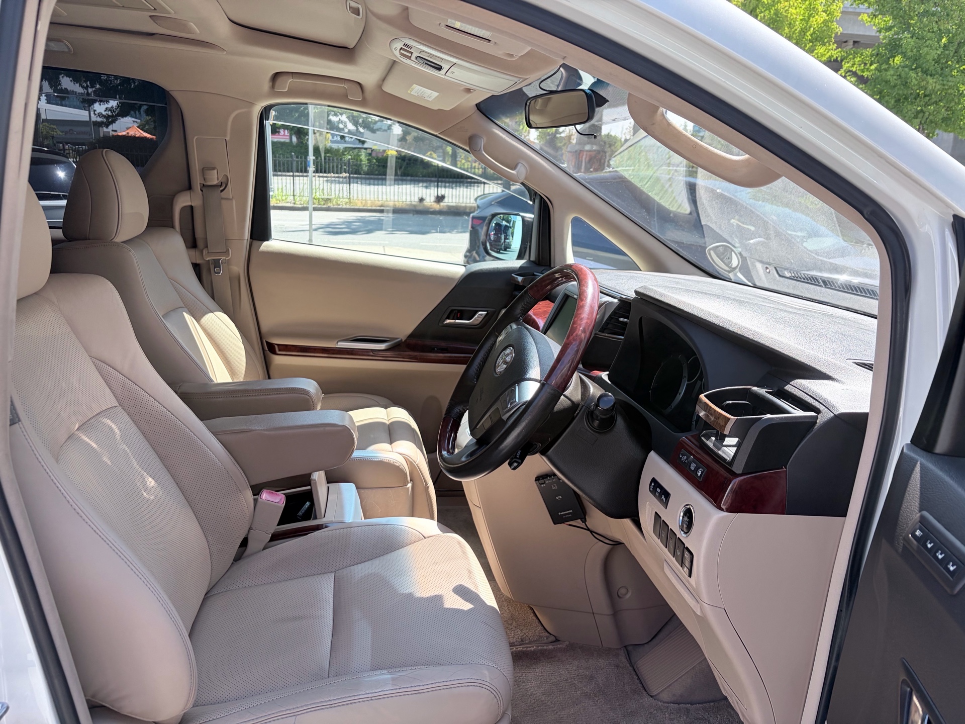 Vehicle photo 19