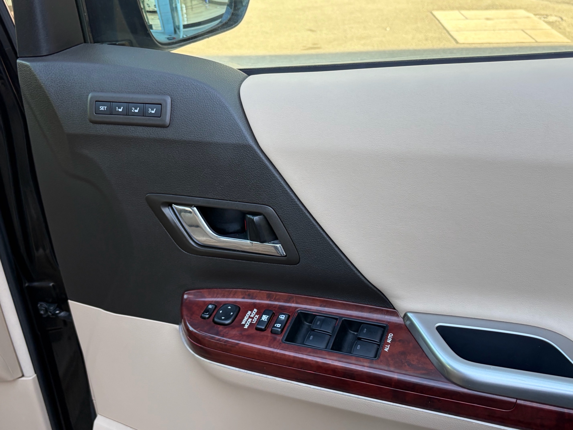 Vehicle photo 13