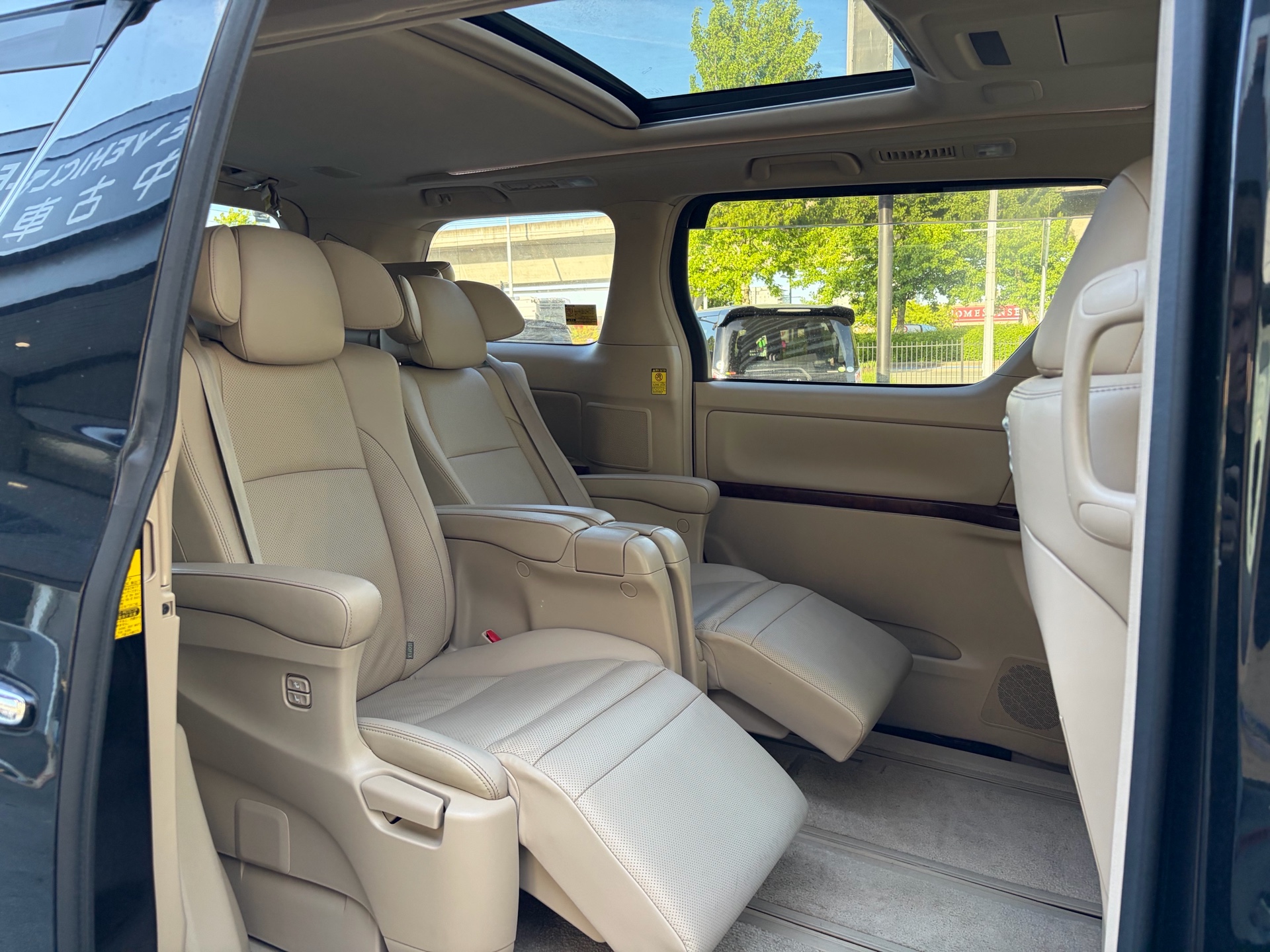 Vehicle photo 15