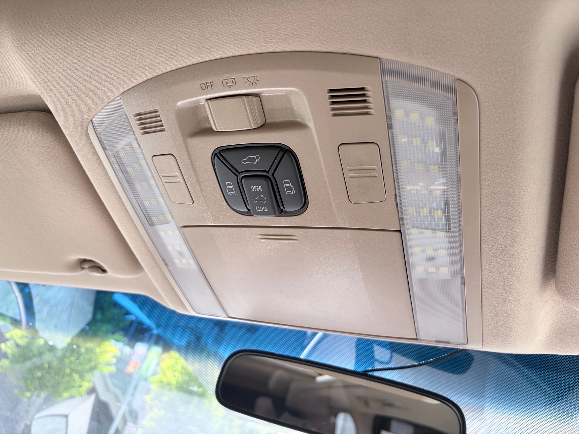 Vehicle photo 16