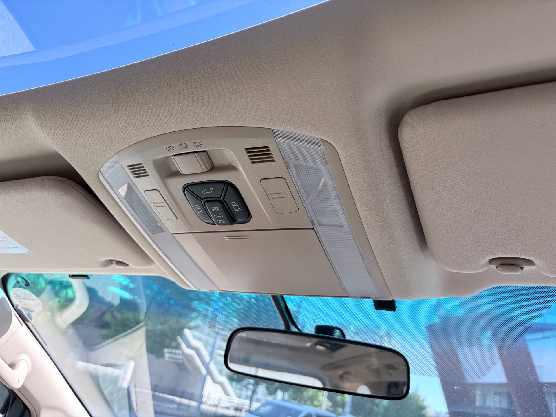 Vehicle photo 14