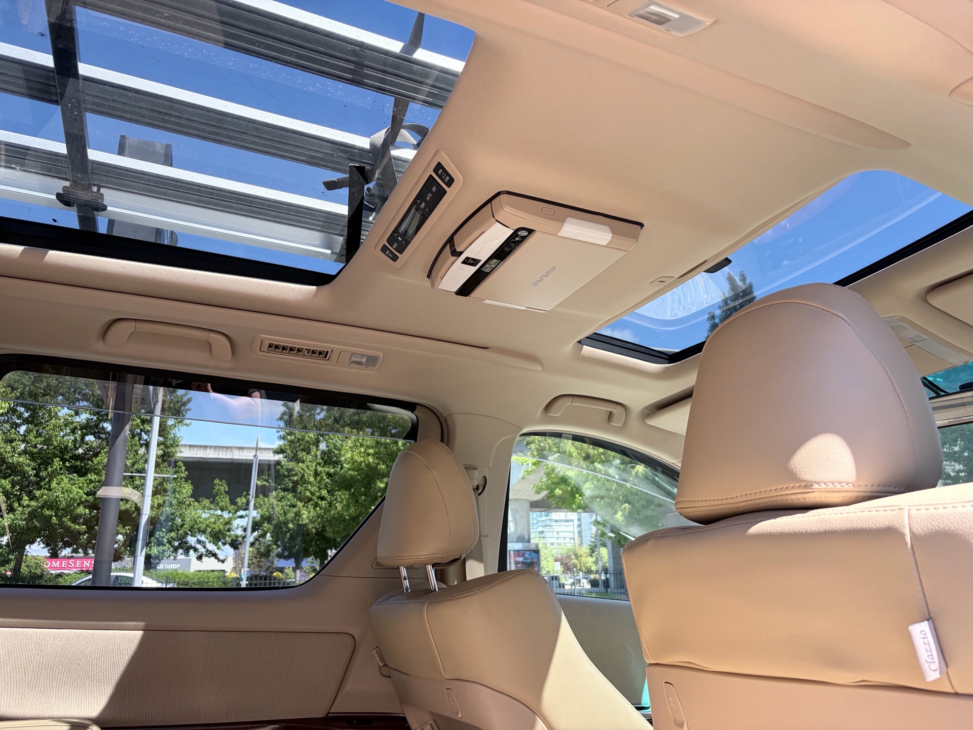 Vehicle photo 16
