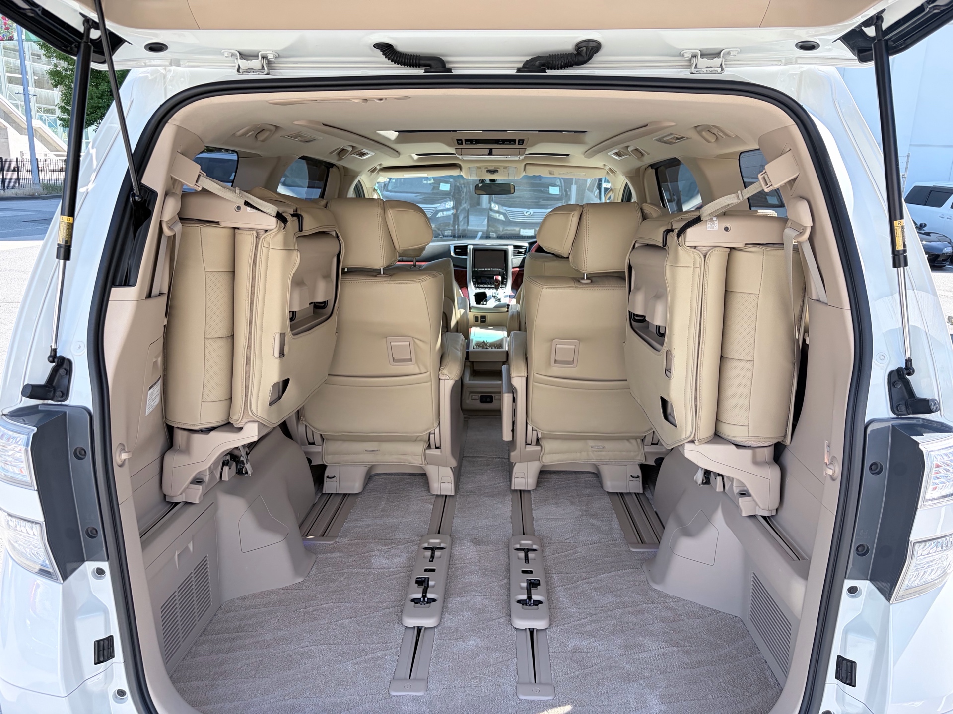 Vehicle photo 19