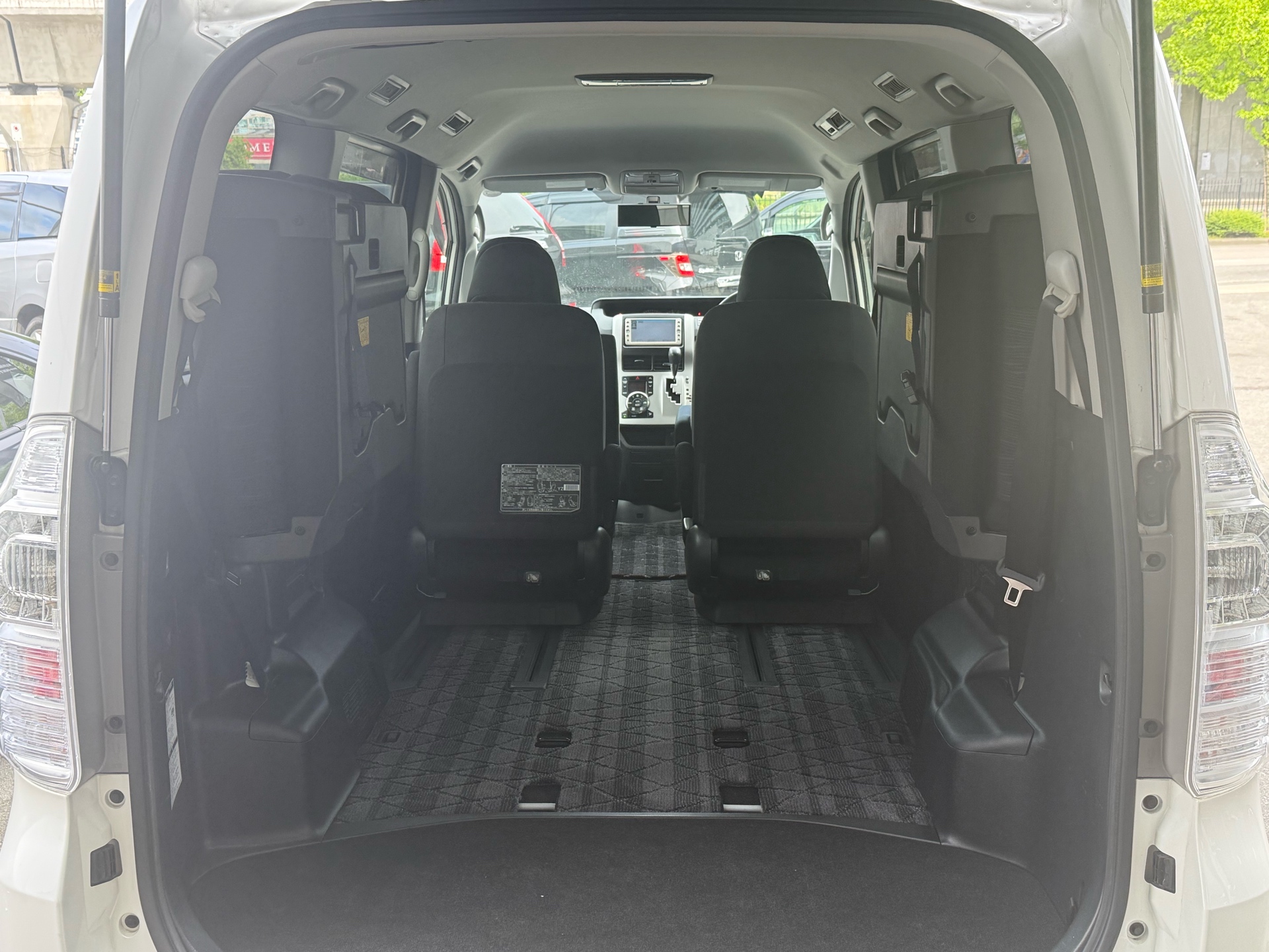 Vehicle photo 13