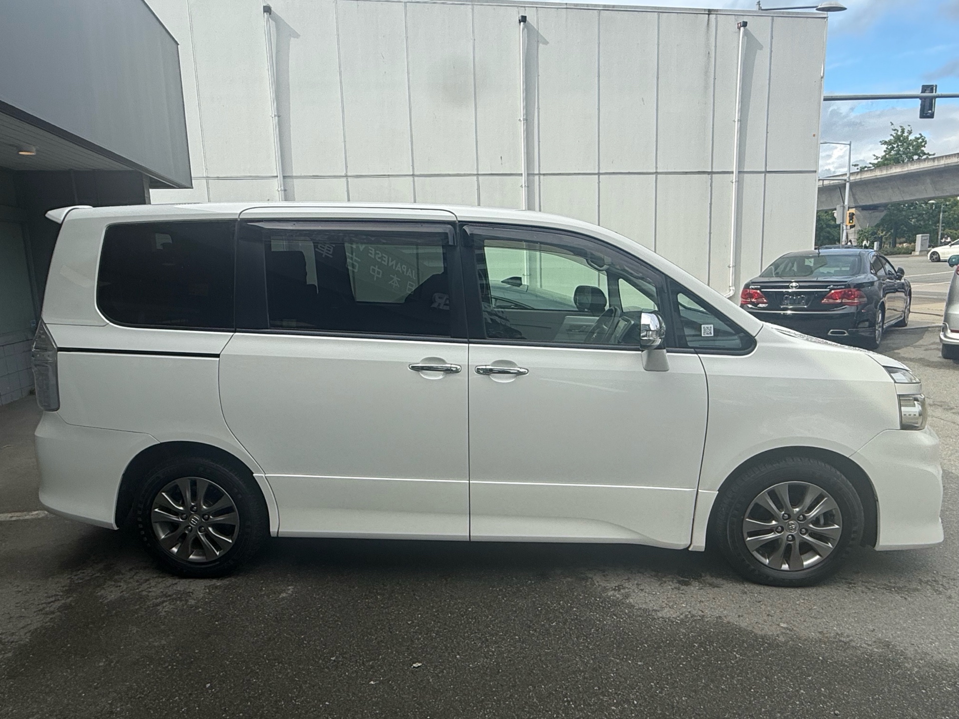 Vehicle photo 4