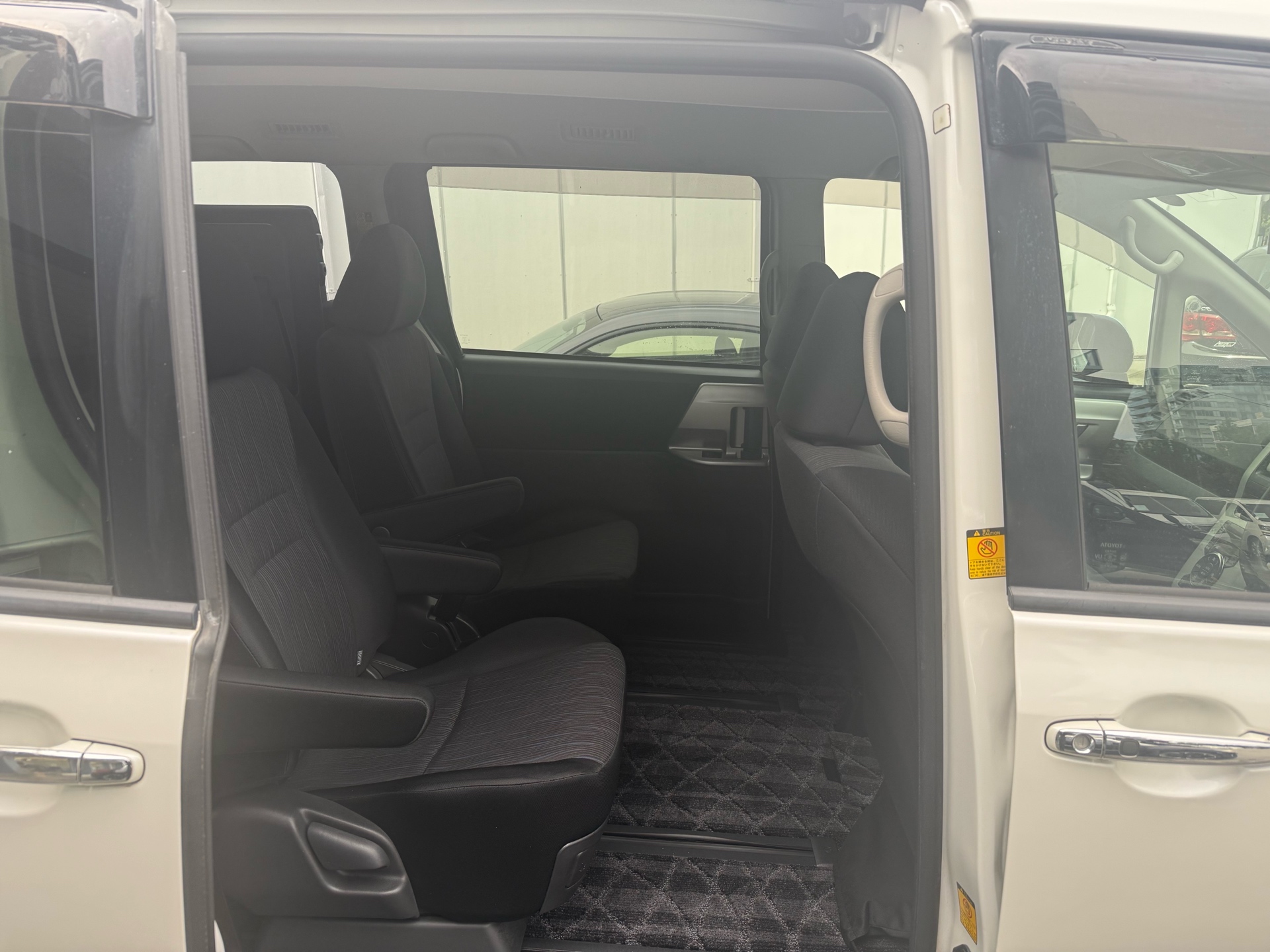 Vehicle photo 12