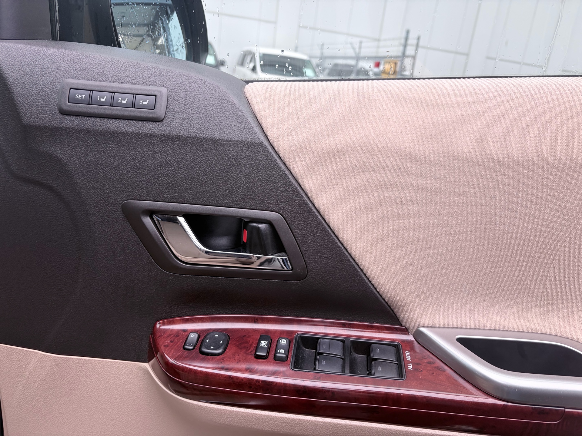 Vehicle photo 13