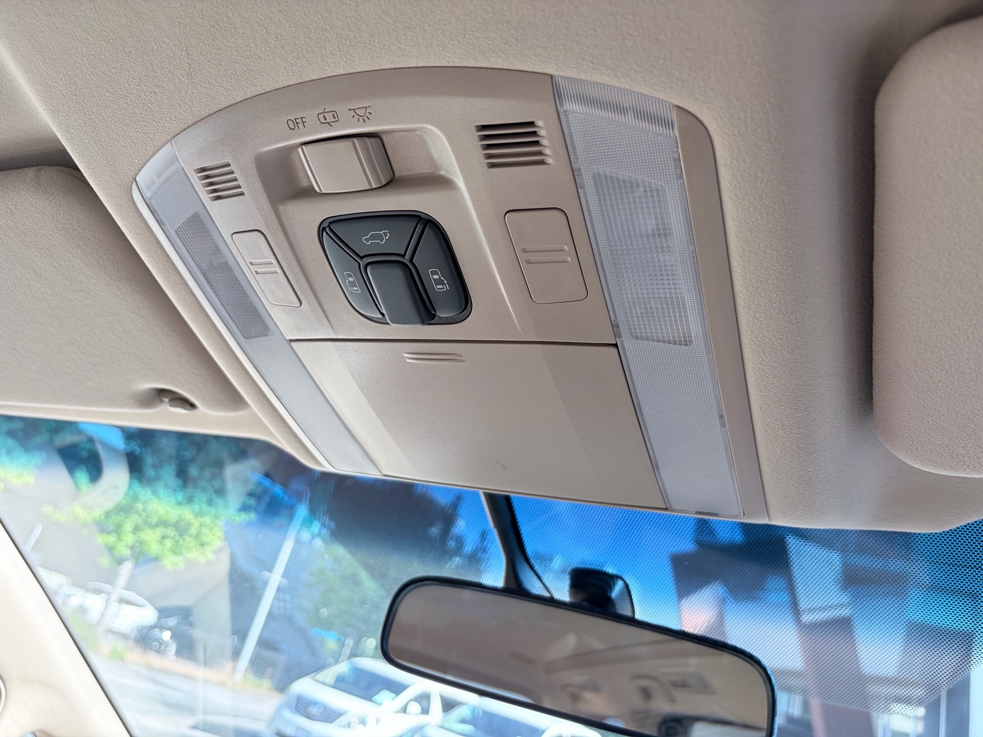 Vehicle photo 14