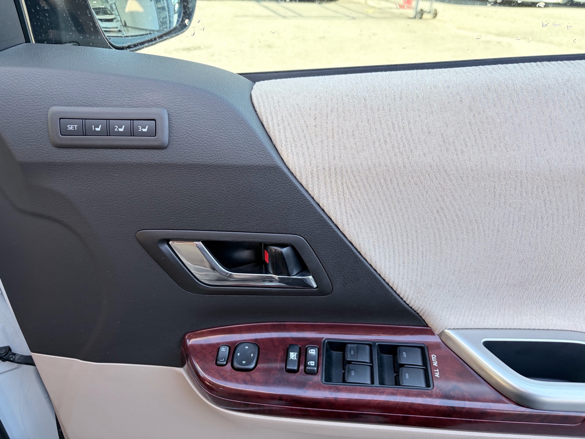 Vehicle photo 13