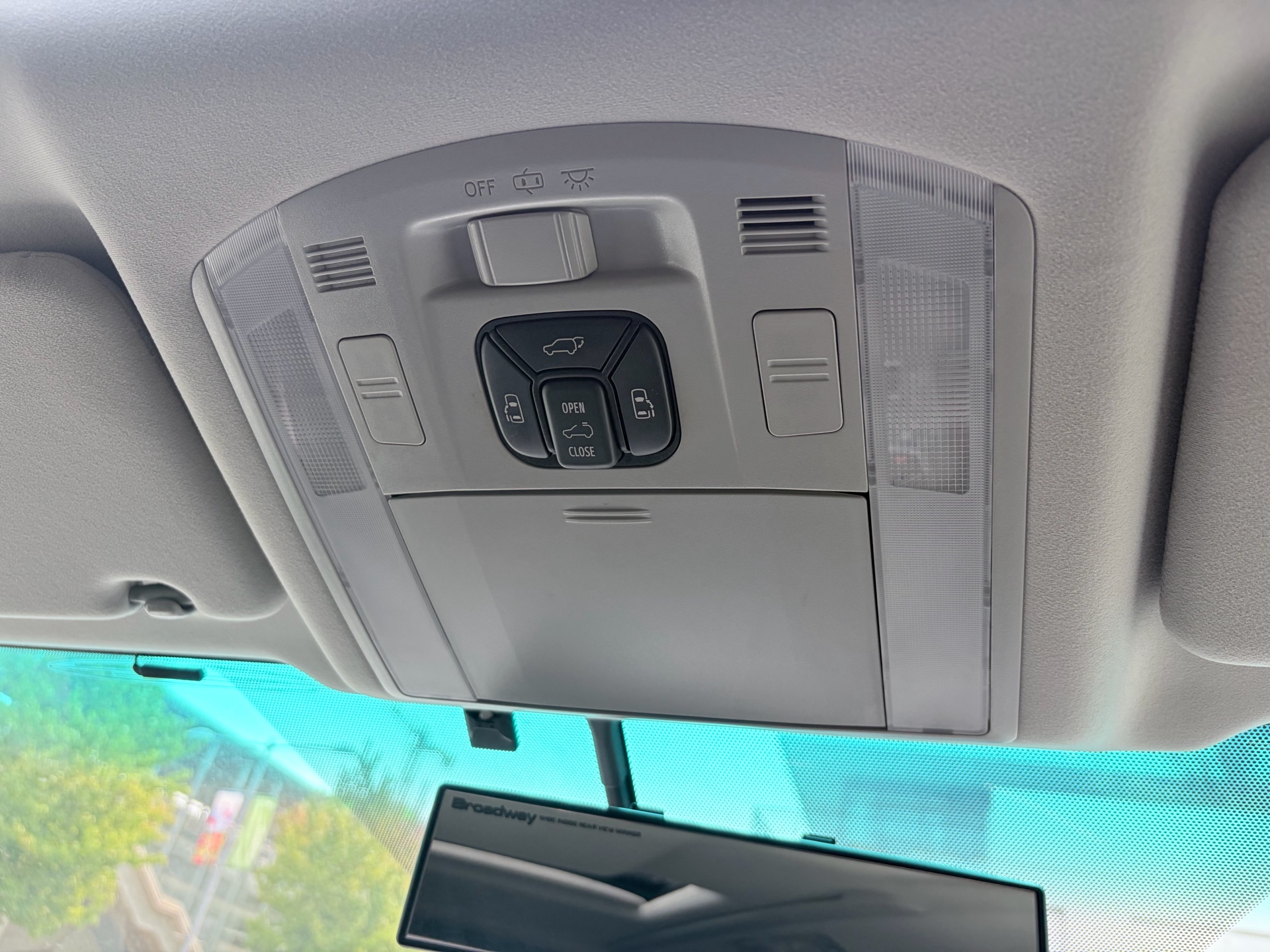 Vehicle photo 14