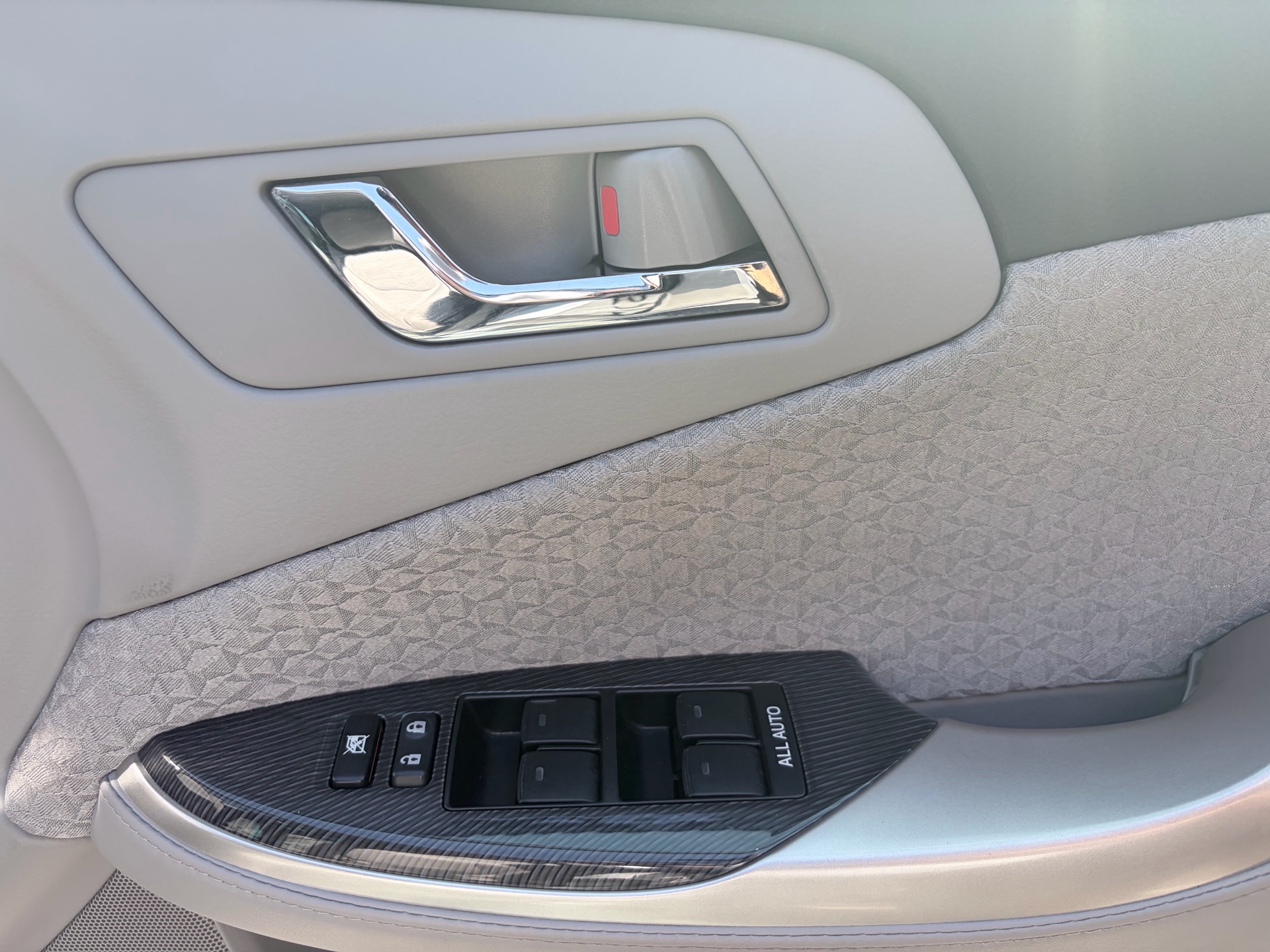 Vehicle photo 12