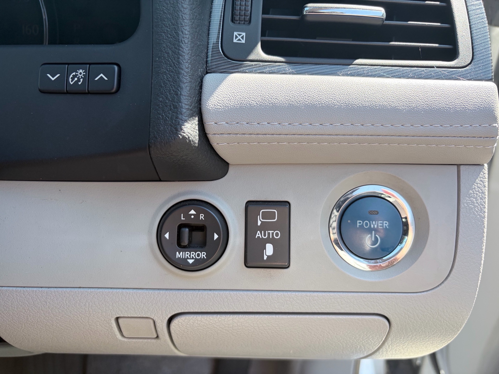 Vehicle photo 13