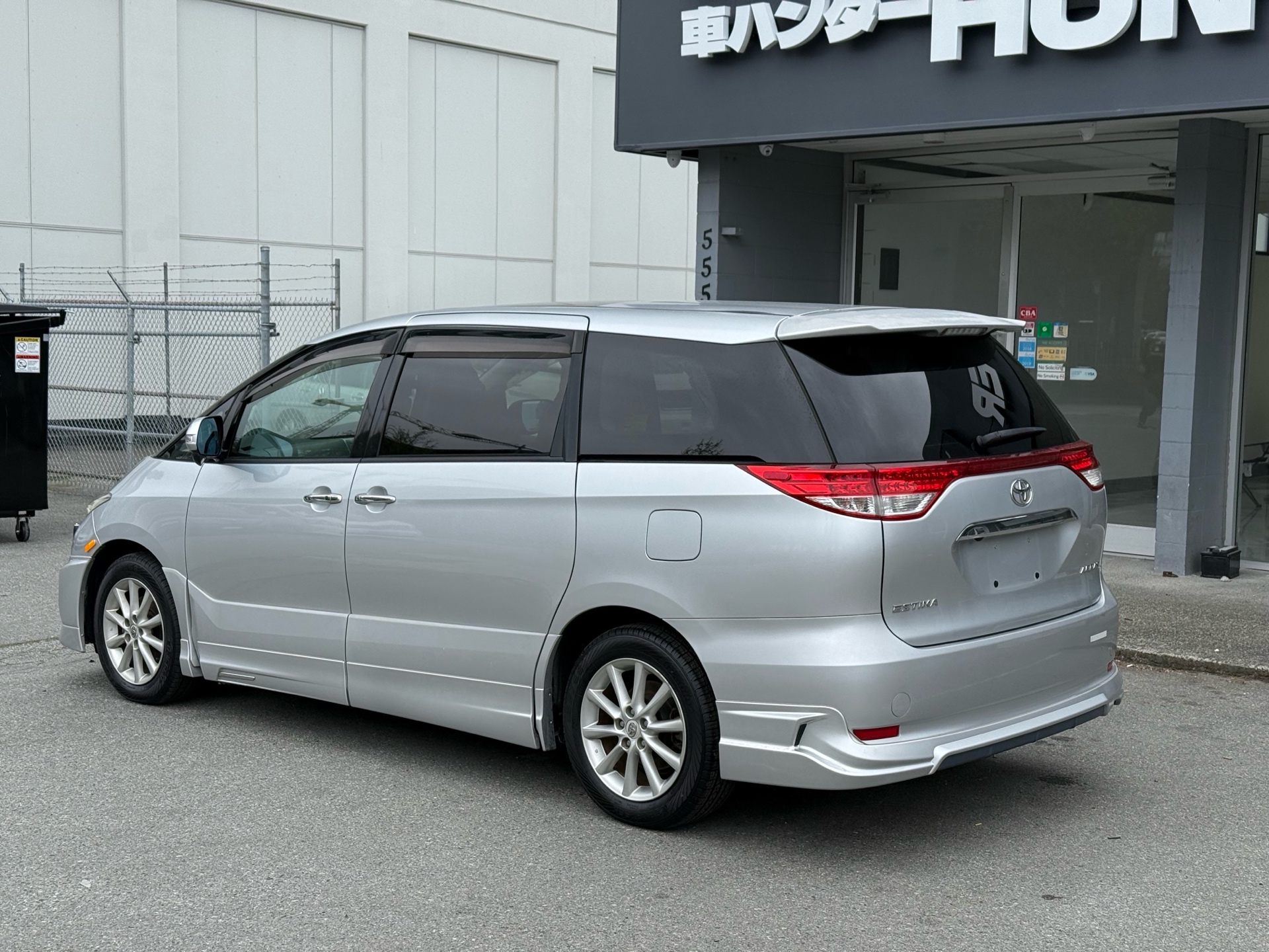 Vehicle photo 4