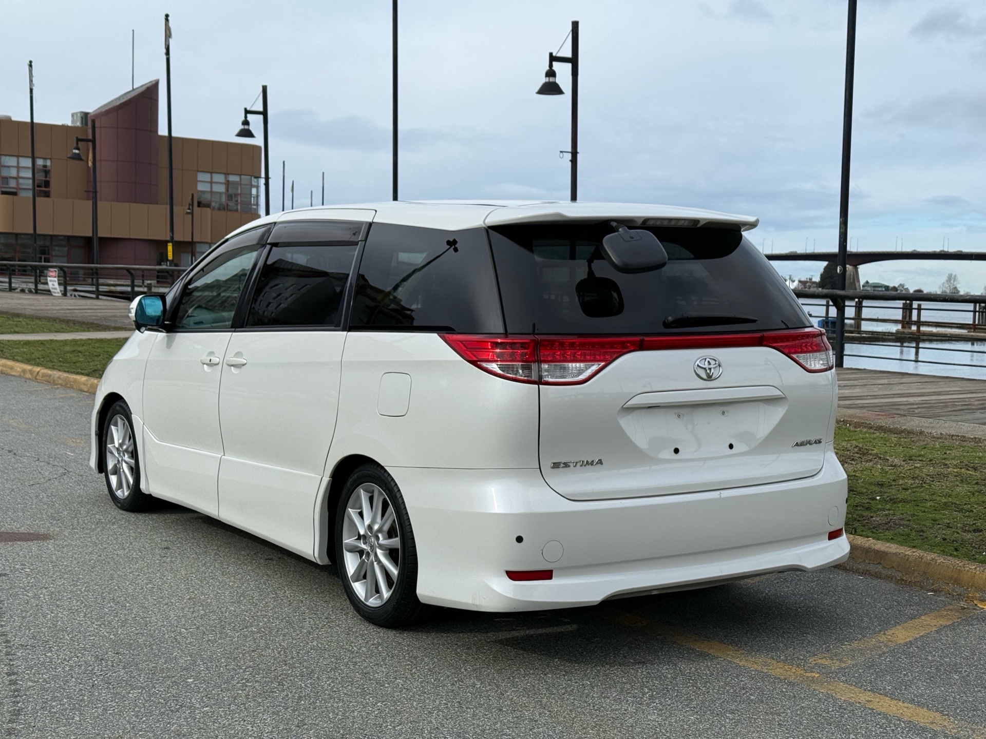 Vehicle photo 4