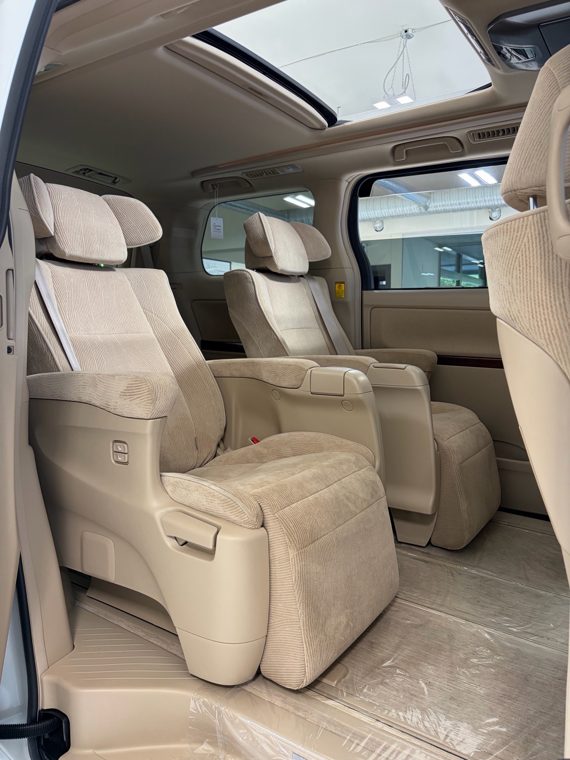Vehicle photo 11