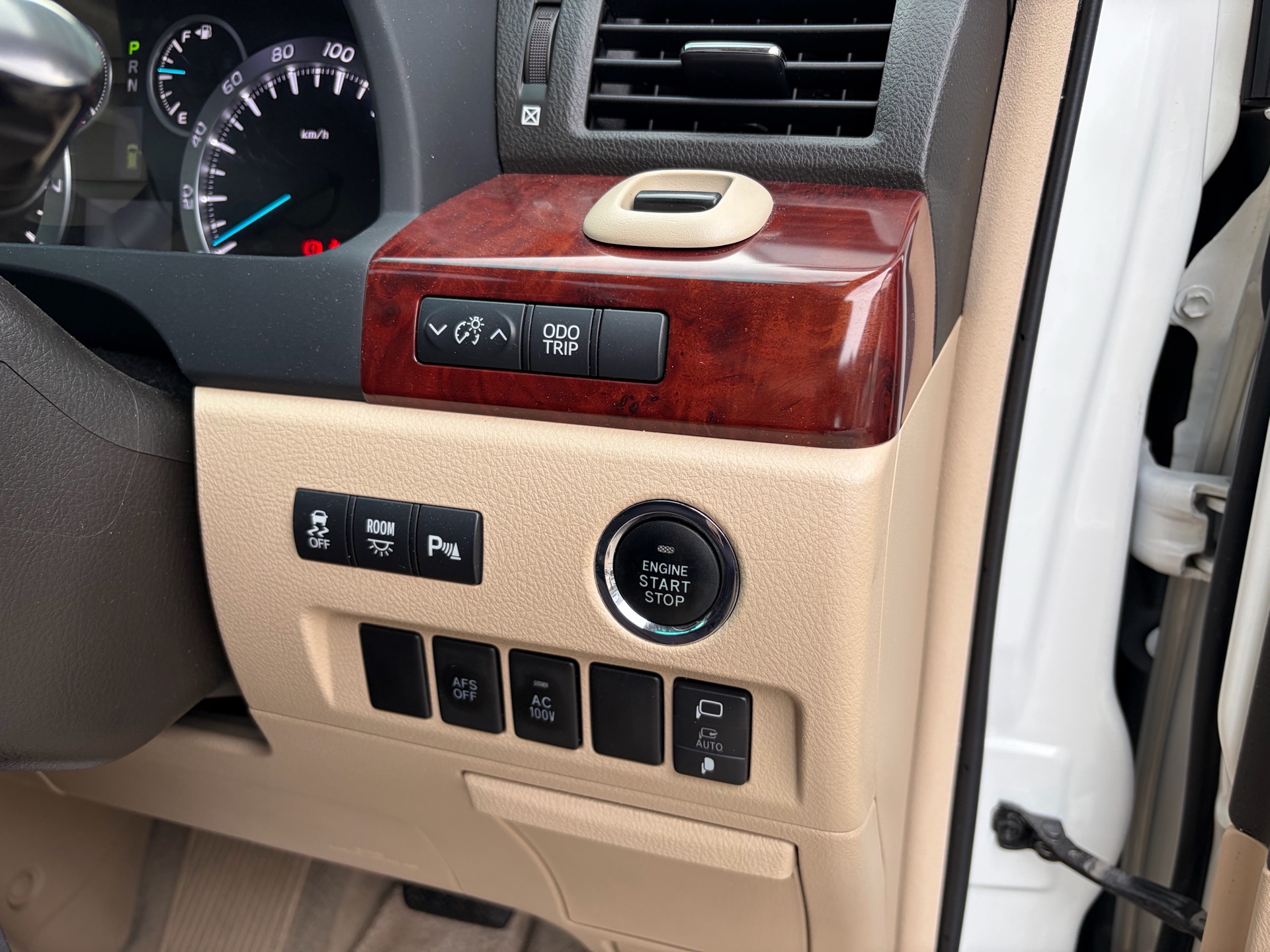 Vehicle photo 12