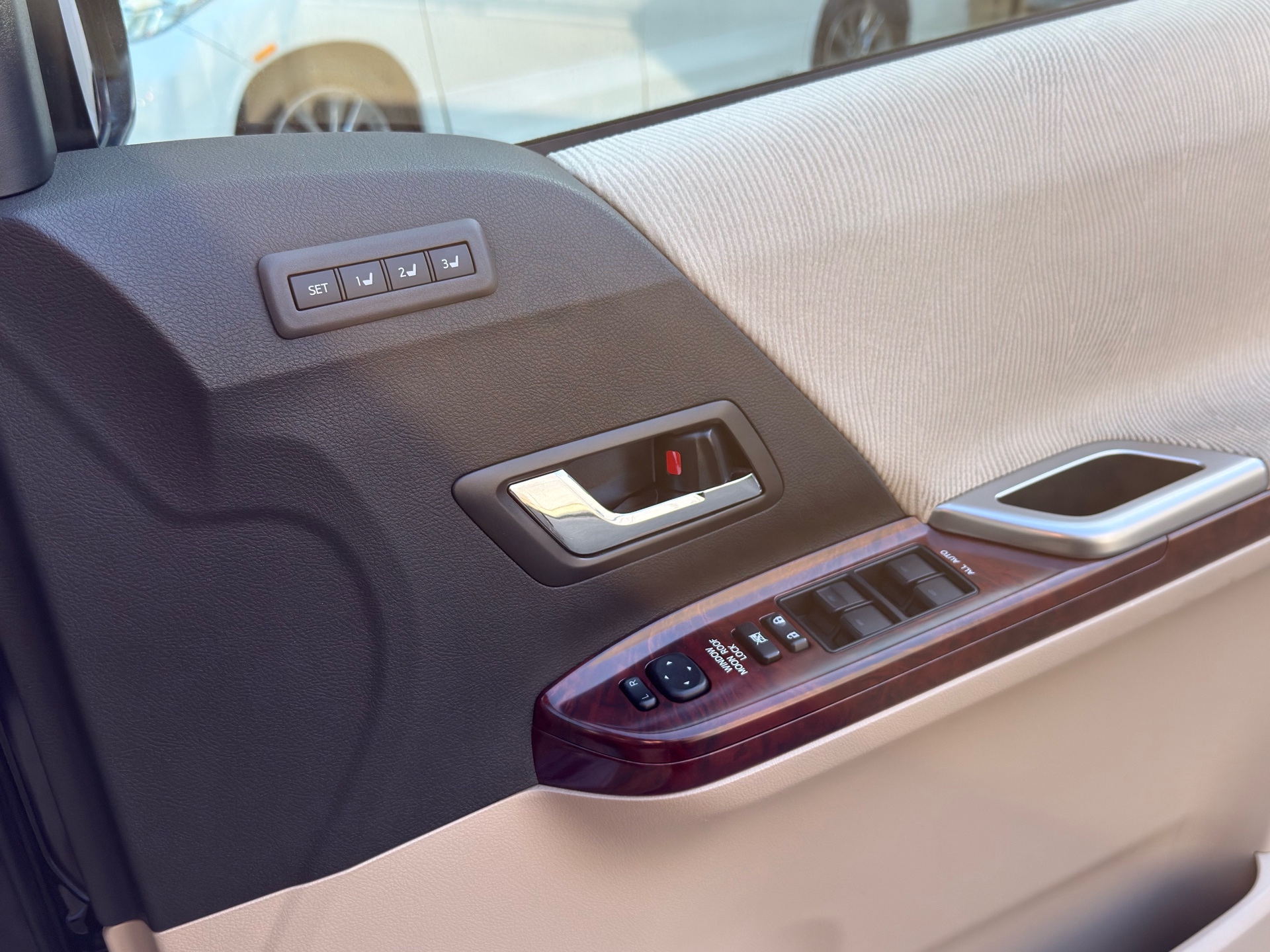 Vehicle photo 14
