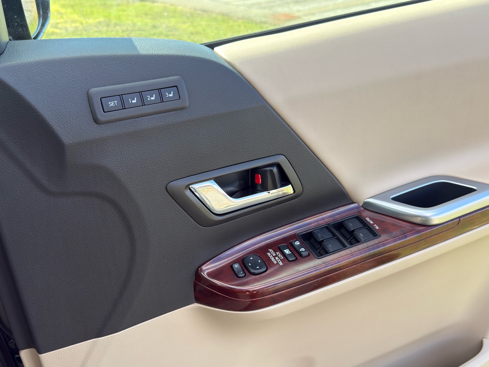 Vehicle photo 13