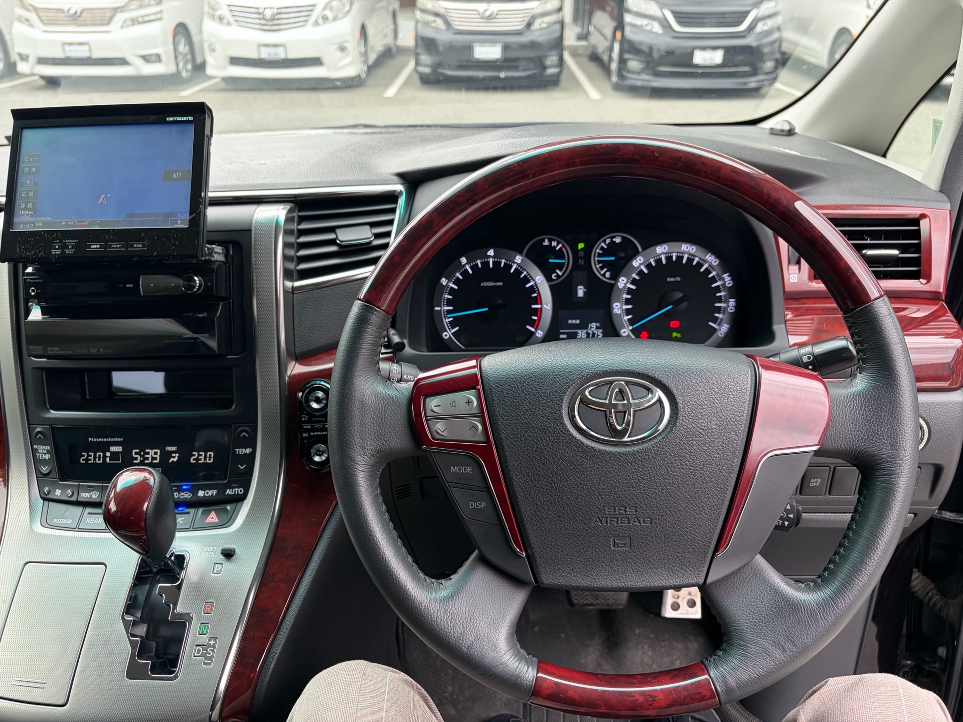 Vehicle photo 18