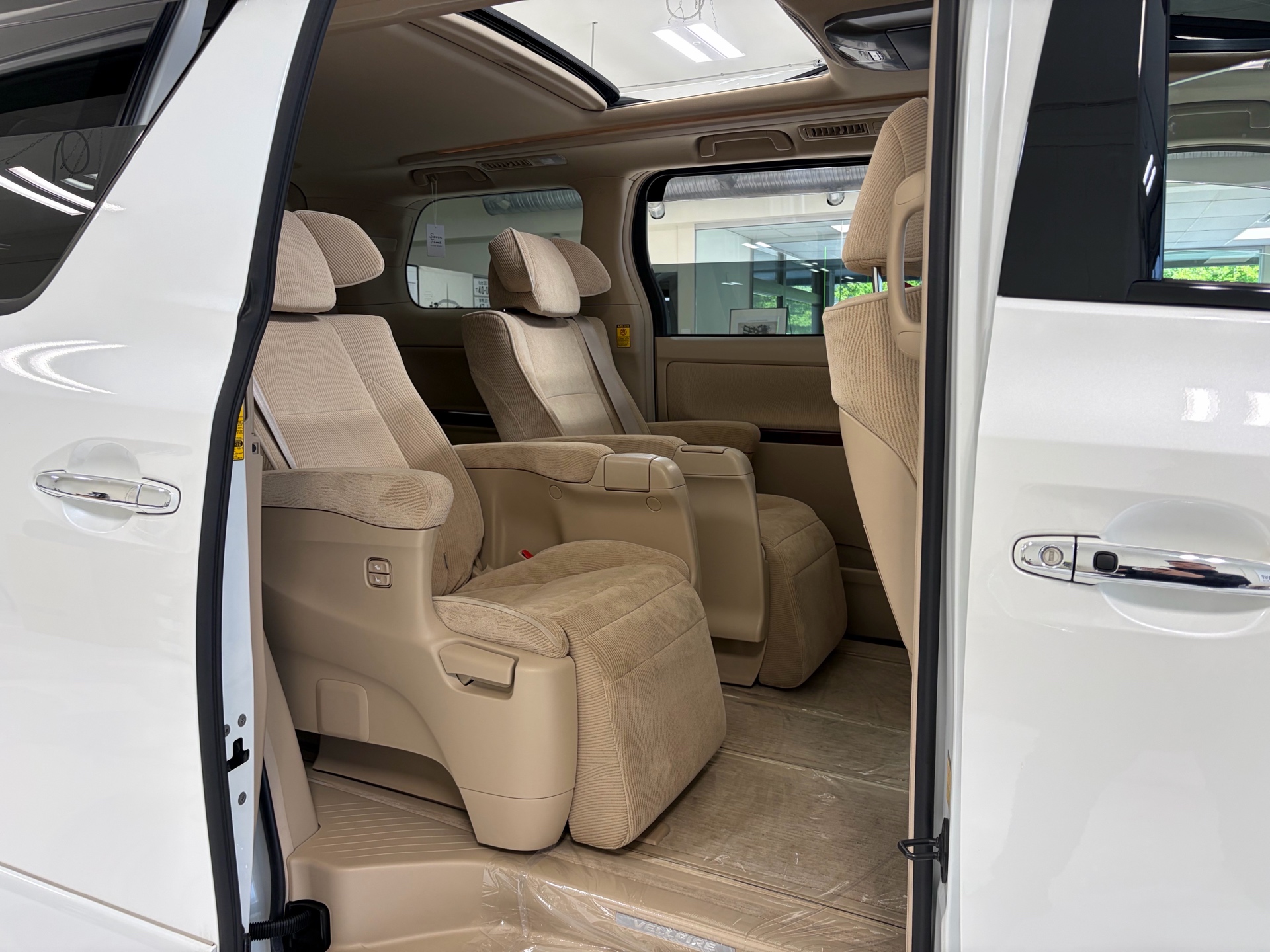 Vehicle photo 10