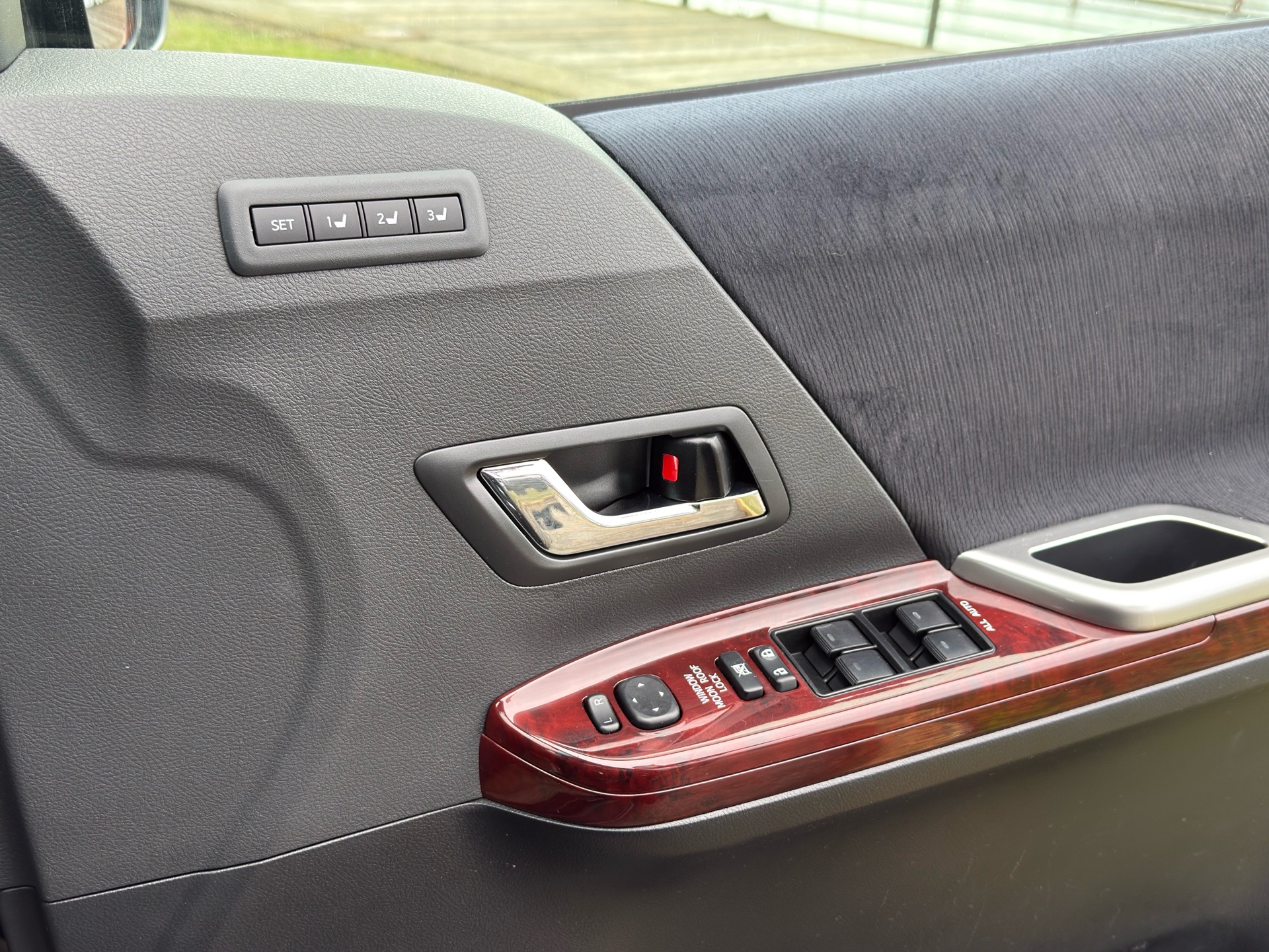Vehicle photo 12