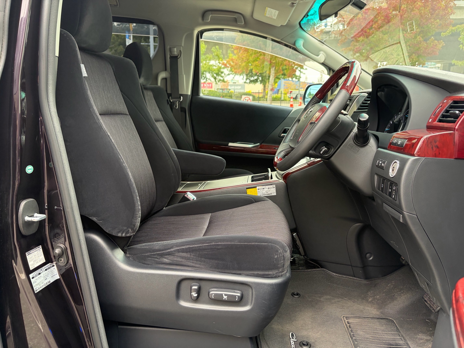 Vehicle photo 16