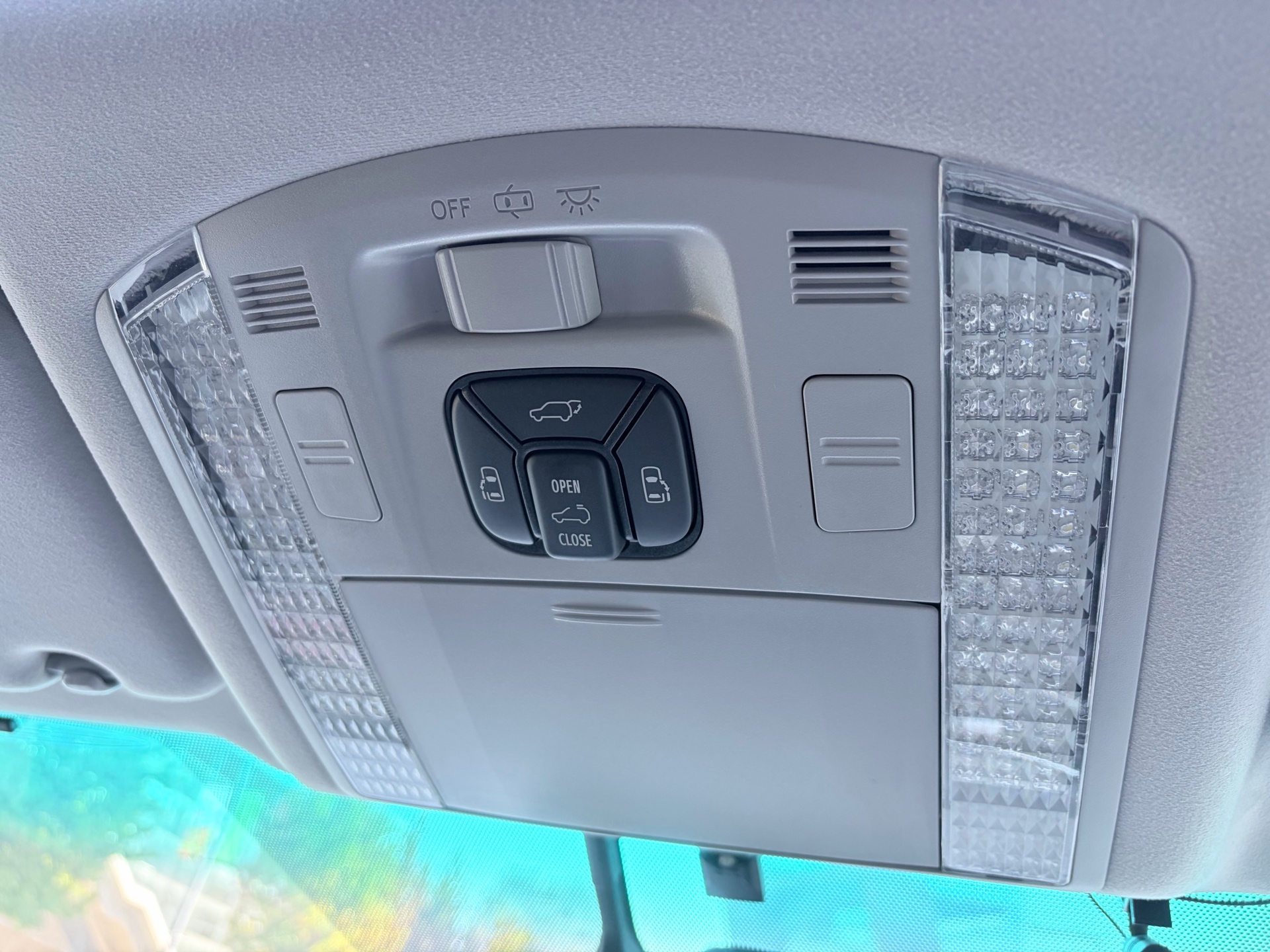 Vehicle photo 11
