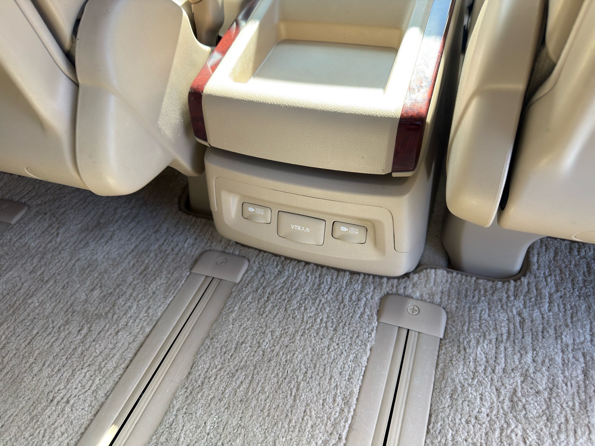 Vehicle photo 17