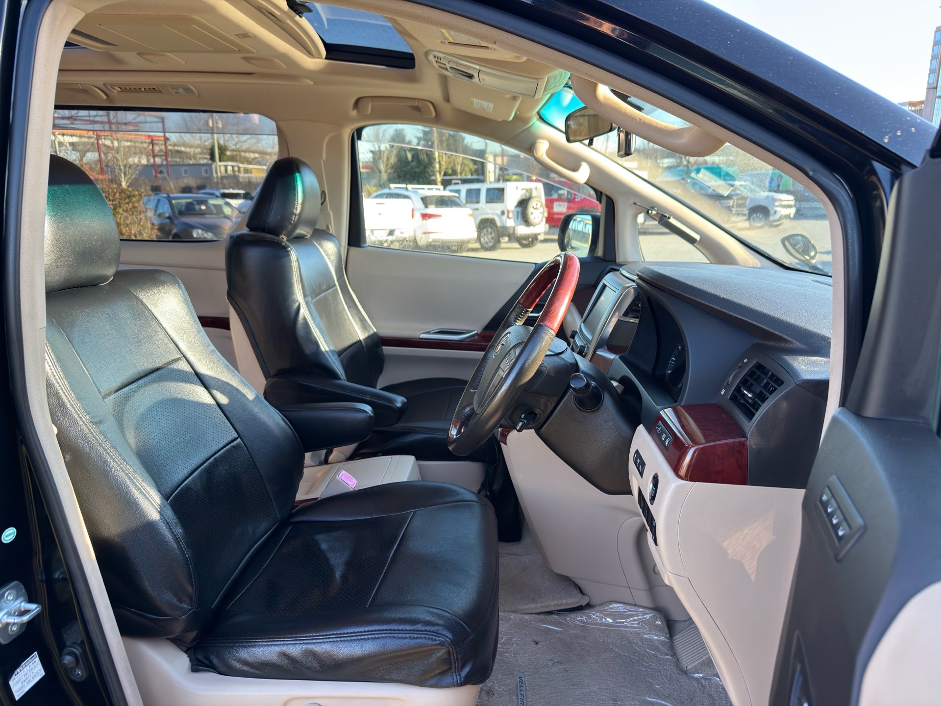 Vehicle photo 13