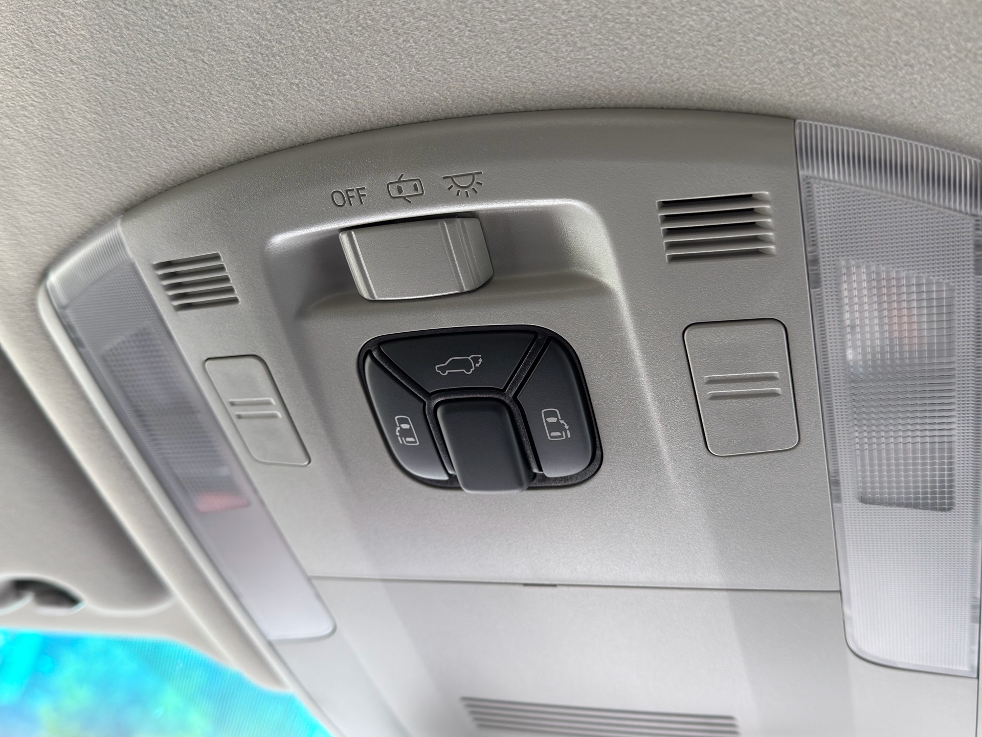 Vehicle photo 12