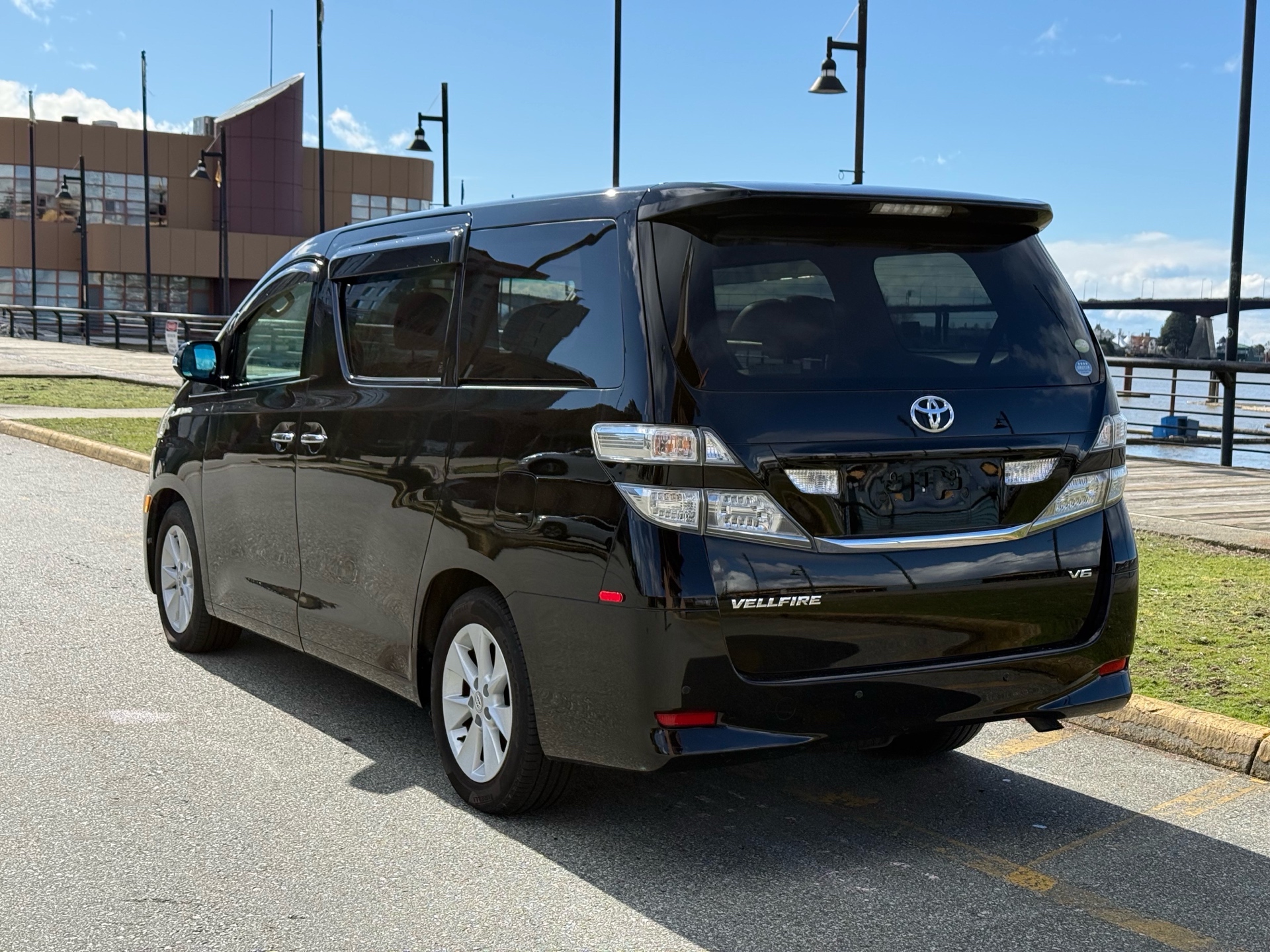 Vehicle photo 4