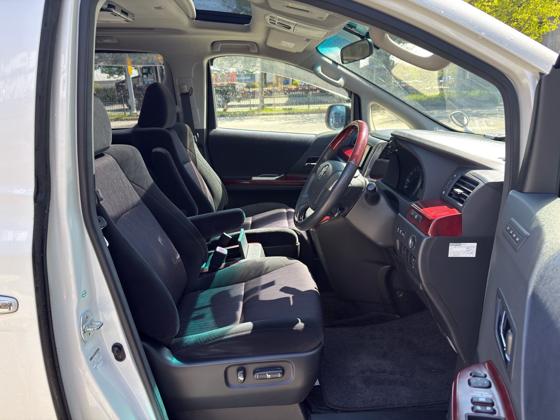 Vehicle photo 12